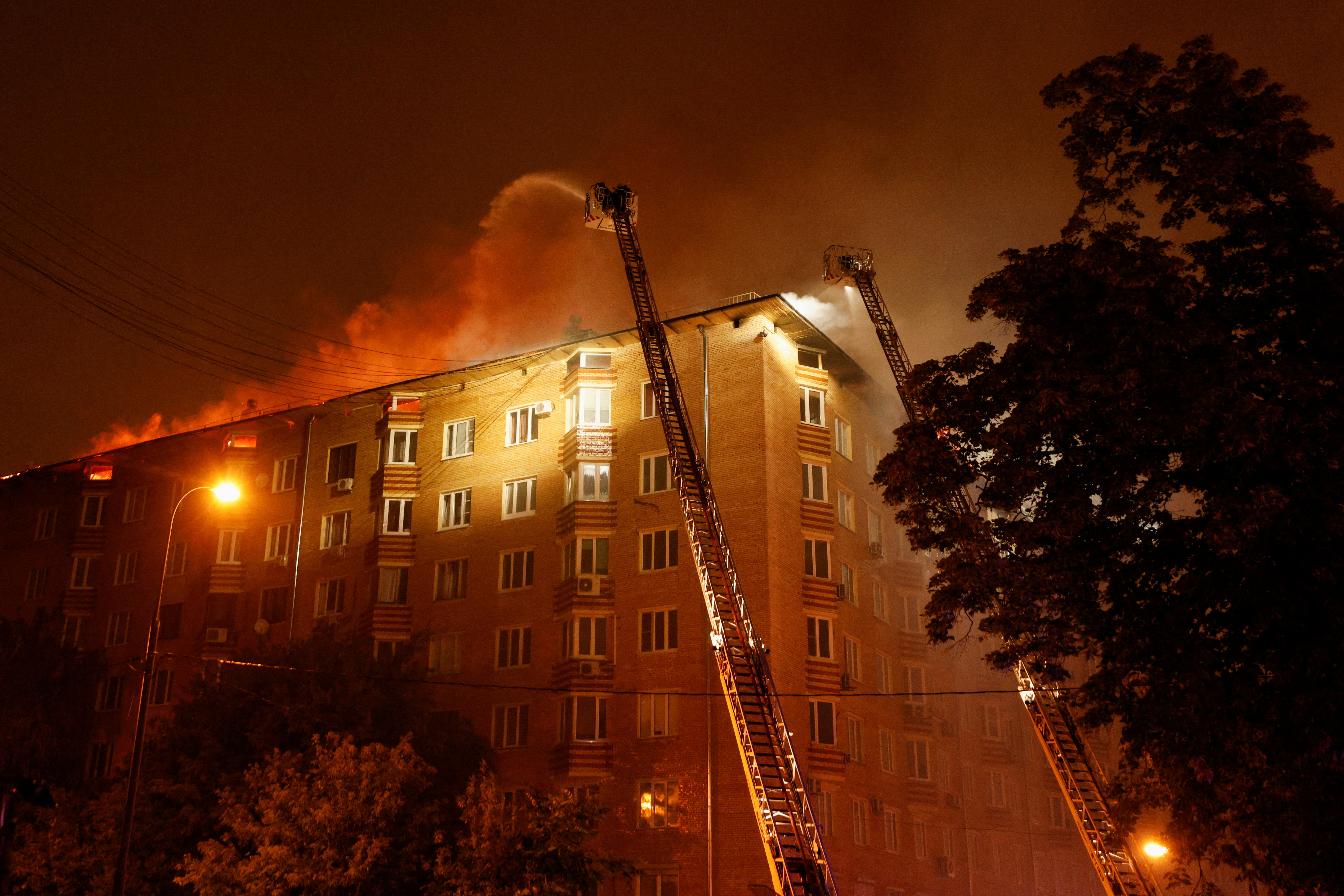 Пожар дома москва сегодня. Пожар Ленинский проспект 99. Дом сгорел на Ленинском проспекте. Пожар дома. Тушение пожара в доме.