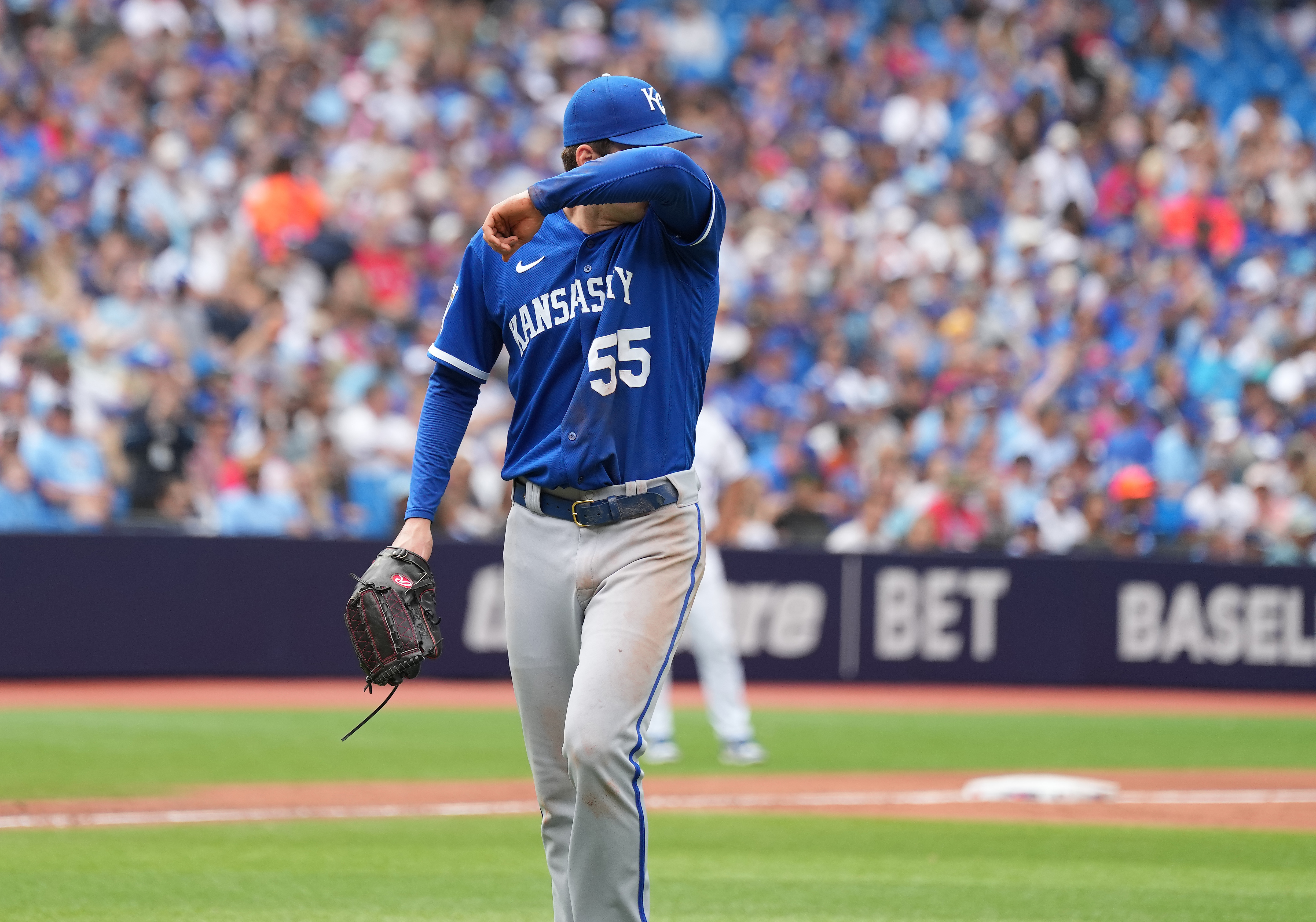 Blue Jays complete sweep of Royals! 