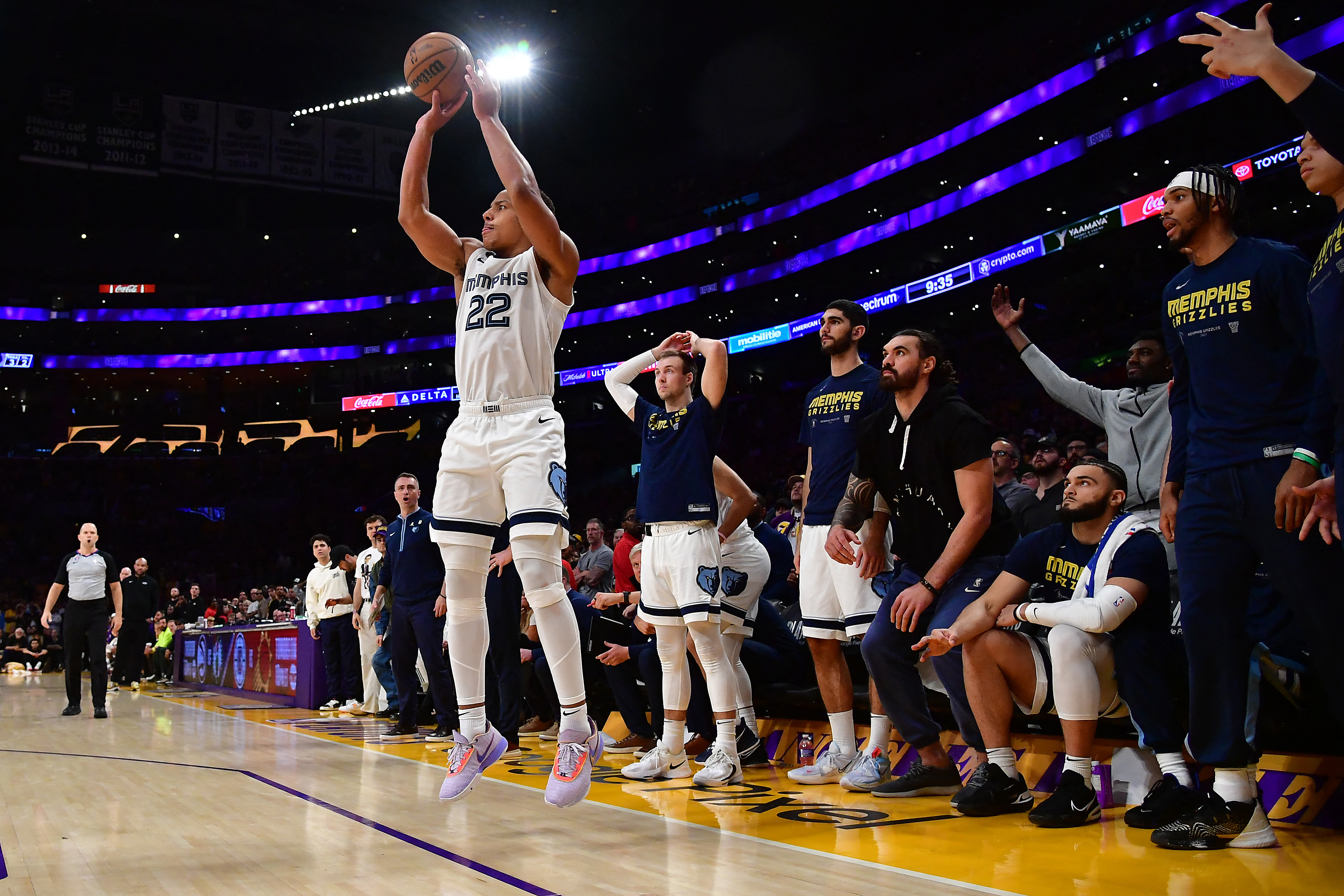 LeBron James decide, Lakers bate Grizzlies na prorrogação e fica a