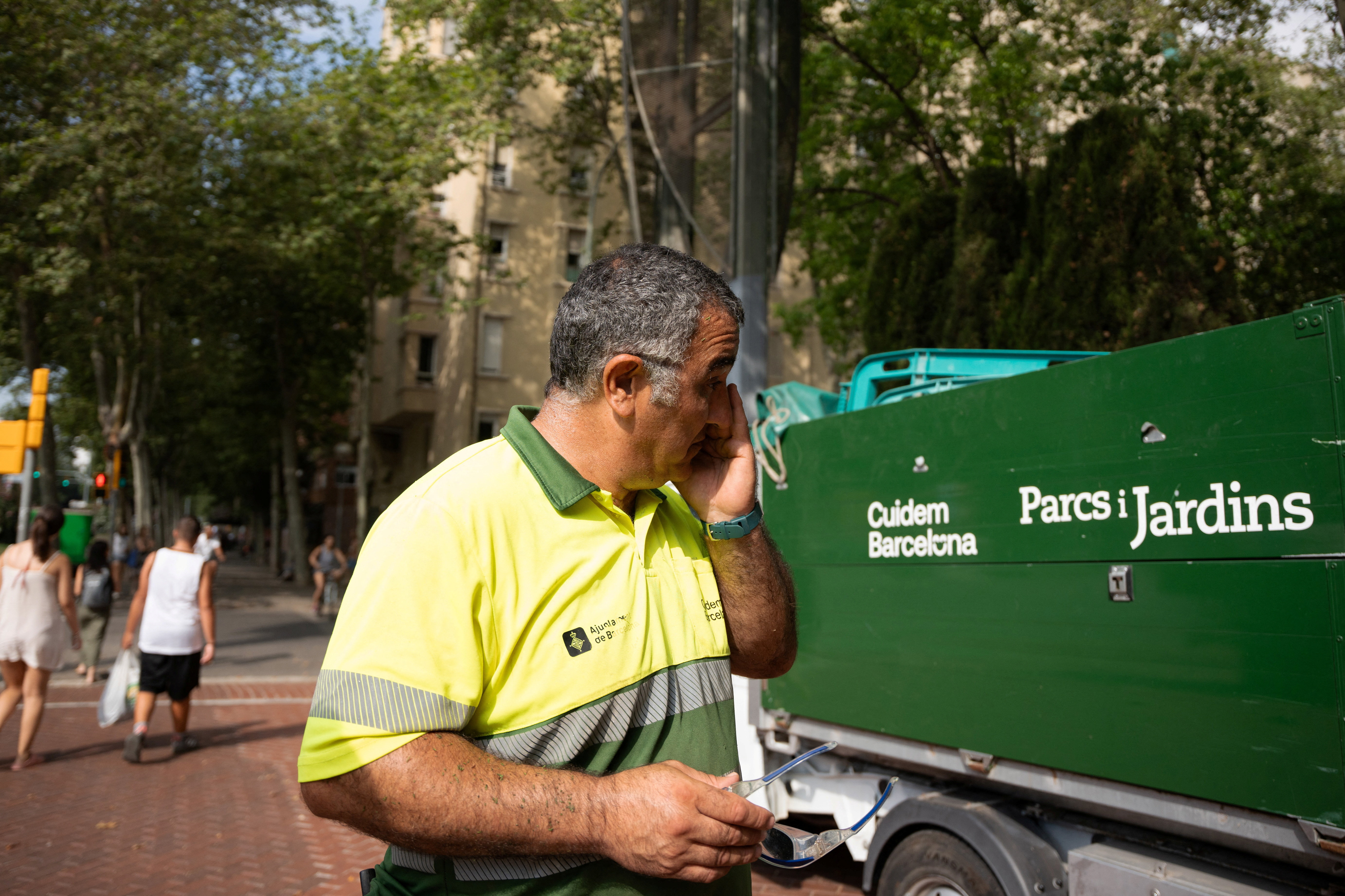 Barcelona introduces heat-monitoring bracelets for its outdoor
