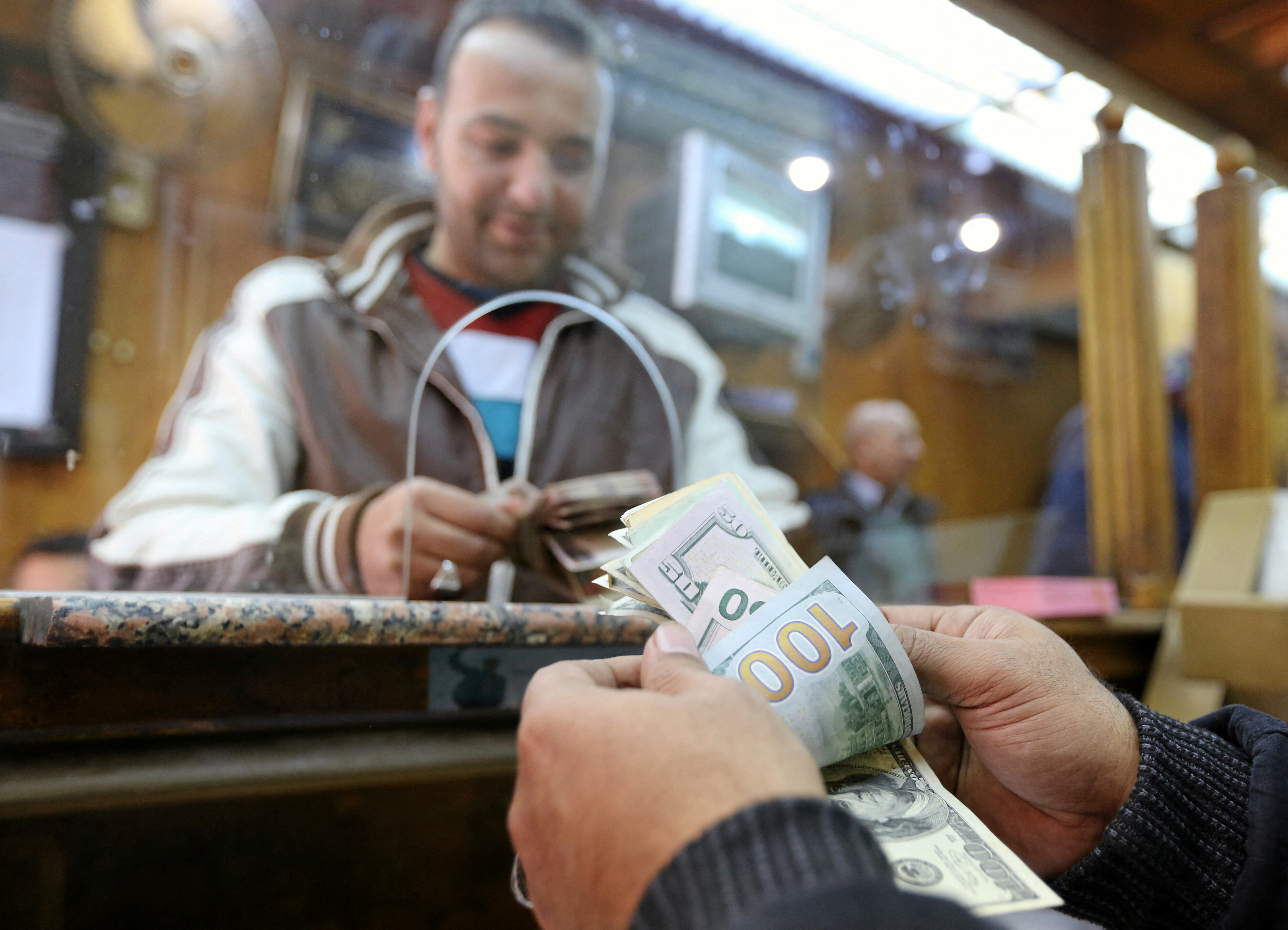 A customer exchanges U.S. dollars to Egyptian pounds in a foreign exchange office in central Cairo, Egypt December 27, 2016. REUTERS/Mohamed Abd El Ghany
