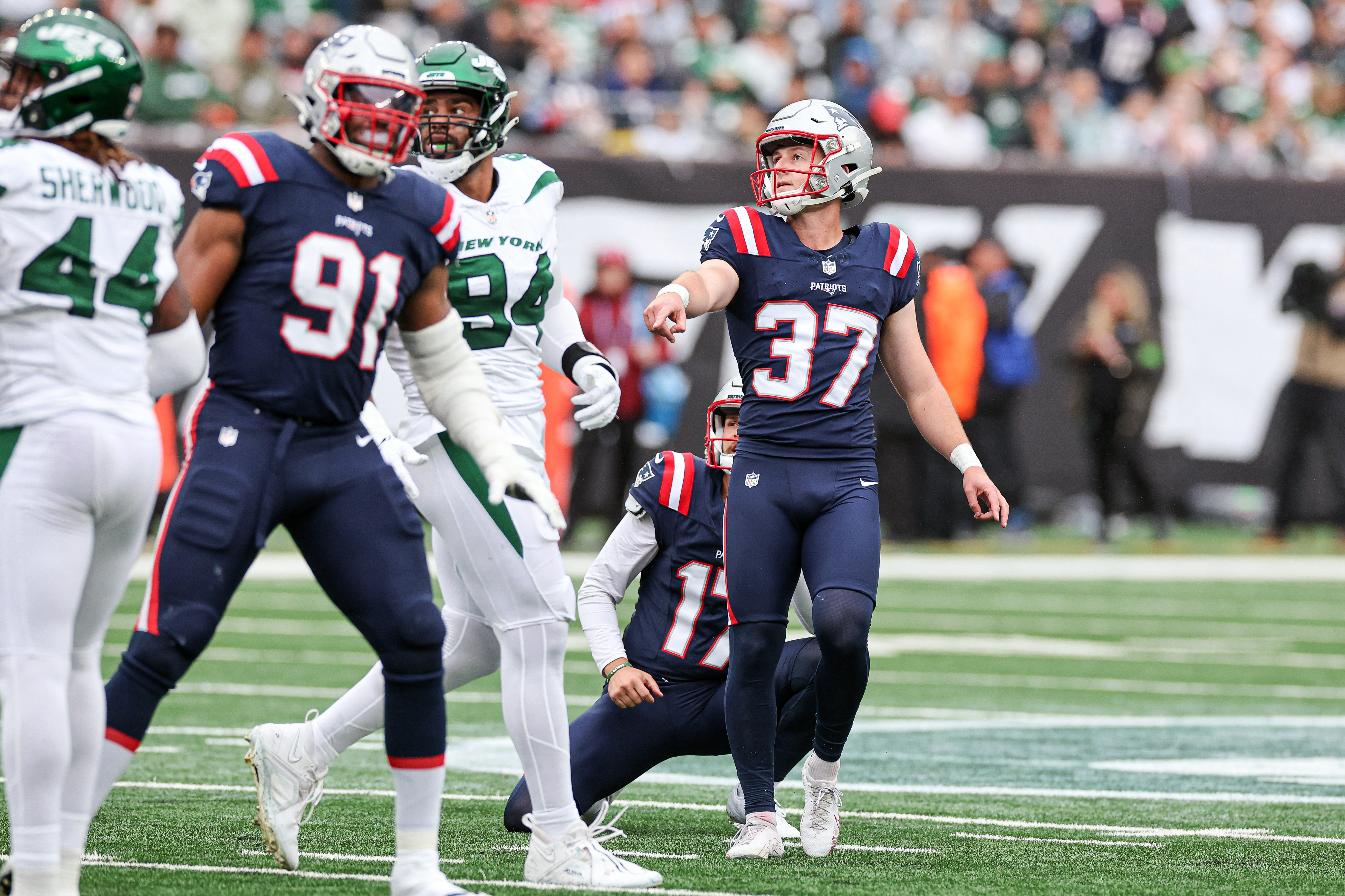 Patriots escape with 15th straight win over Jets