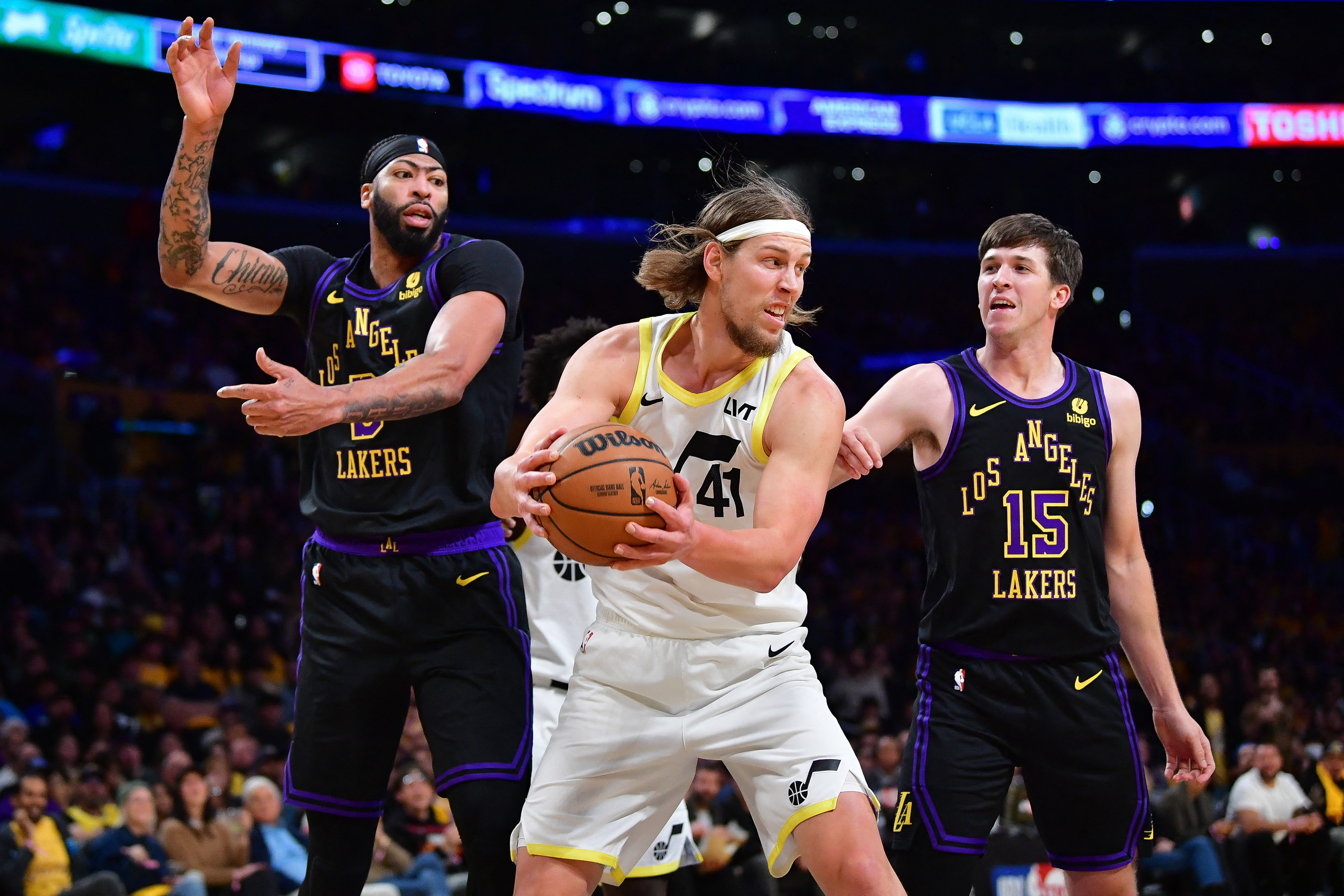 LeBron James tops 39,000 points as Lakers rout Jazz