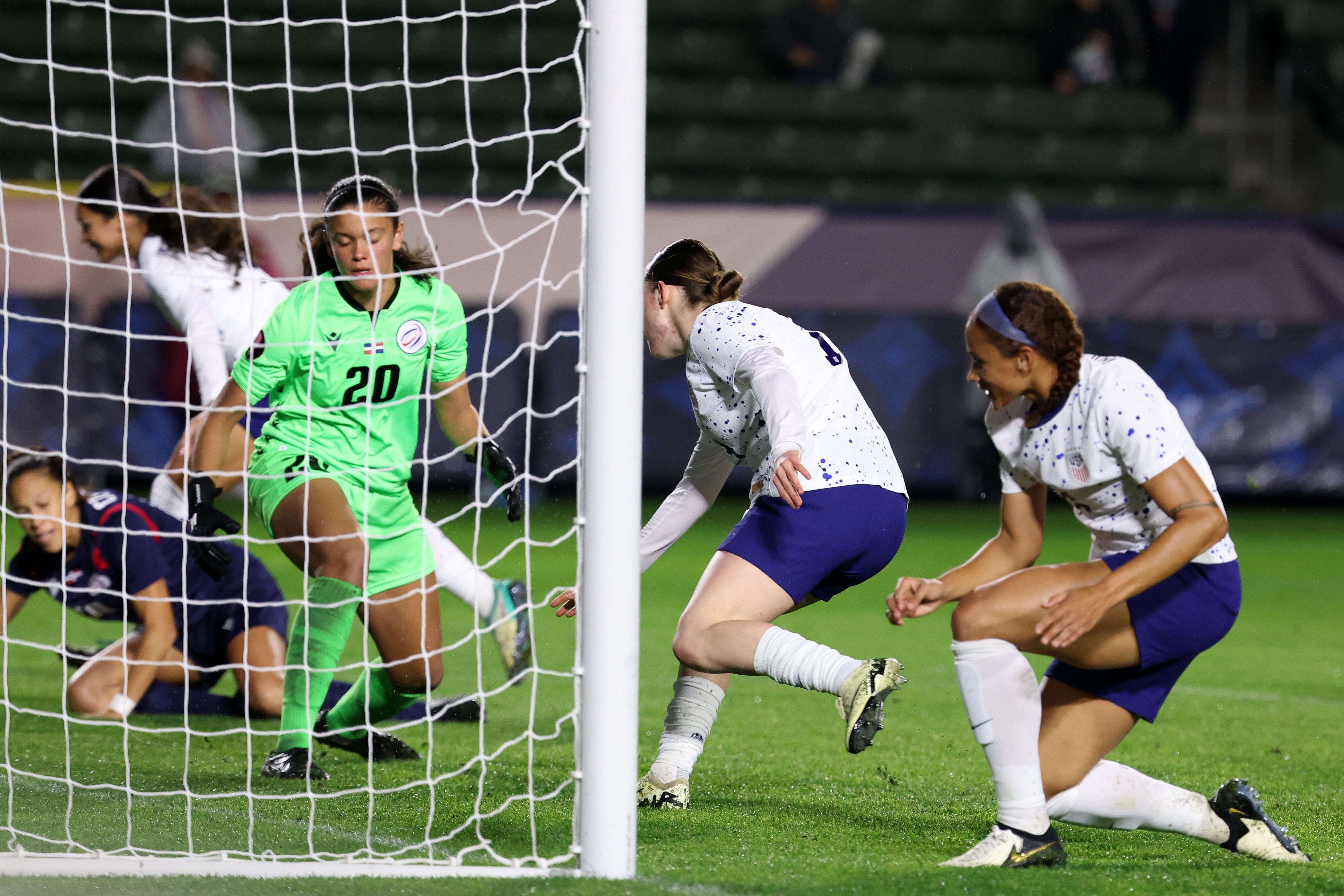 Late Martinez goal earns Inter Italian Super Cup against 10-man Napoli