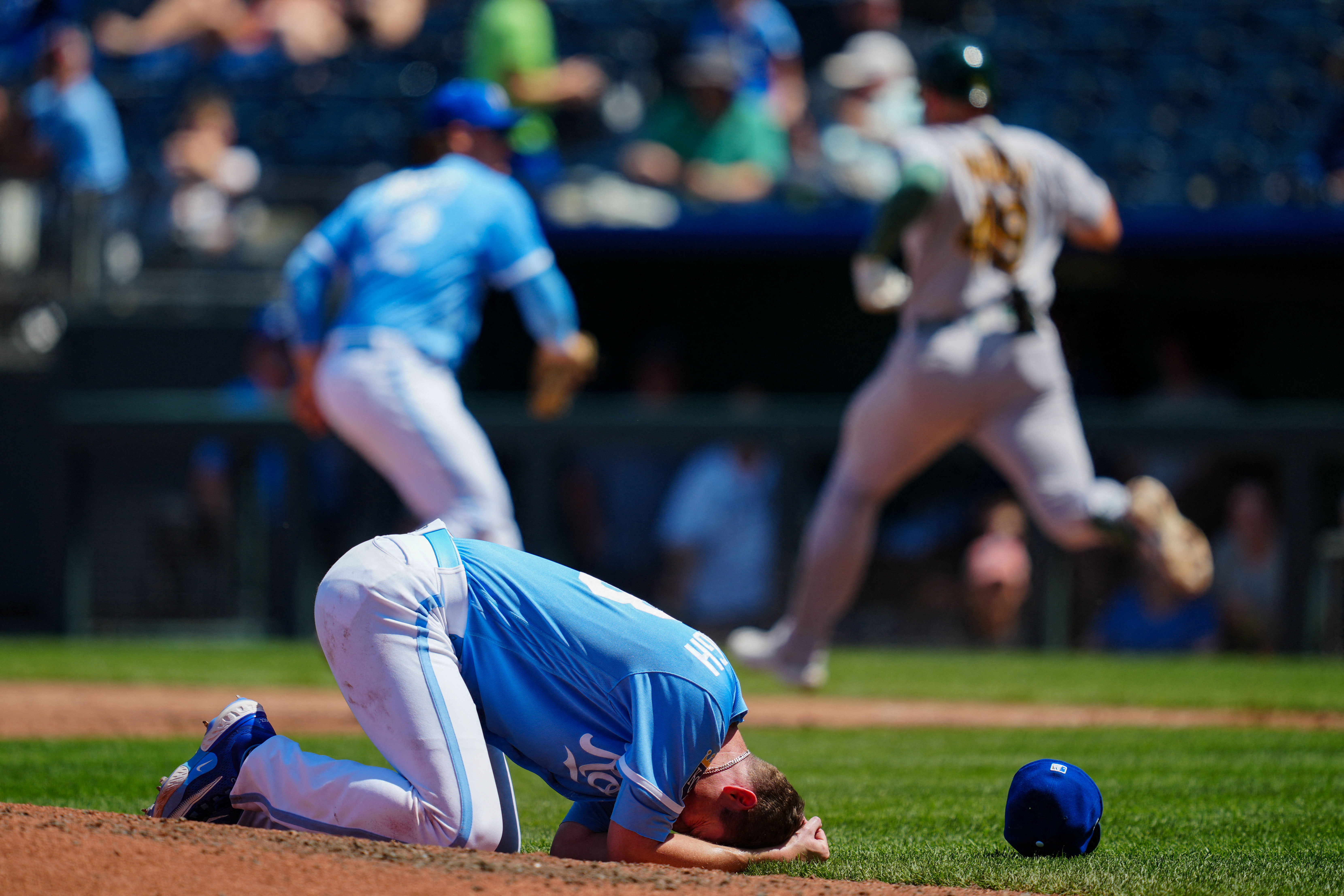 Royals salvage finale vs. A's; starter Ryan Yarbrough injured in win