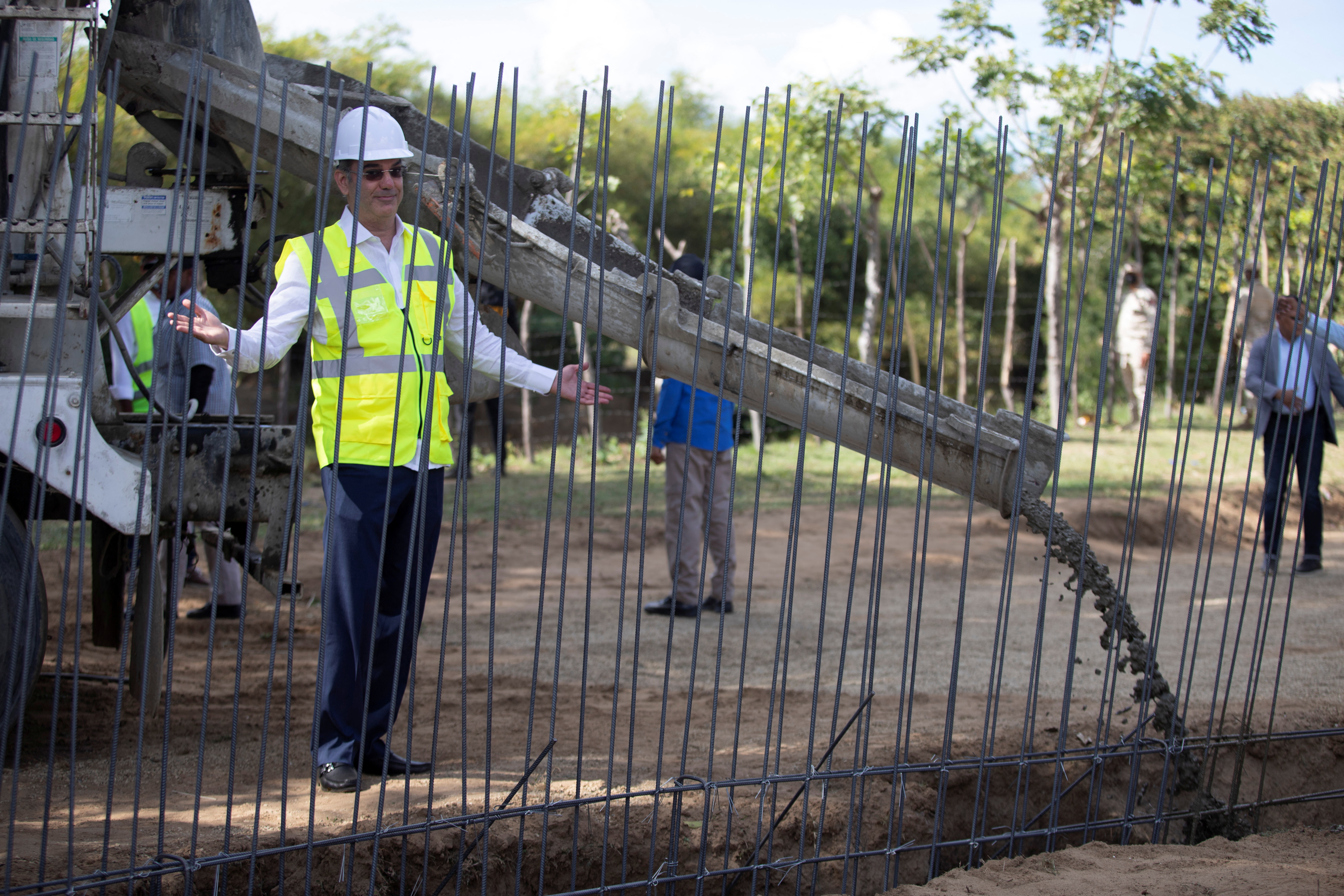 Dominican Republic builds a border wall with Haiti