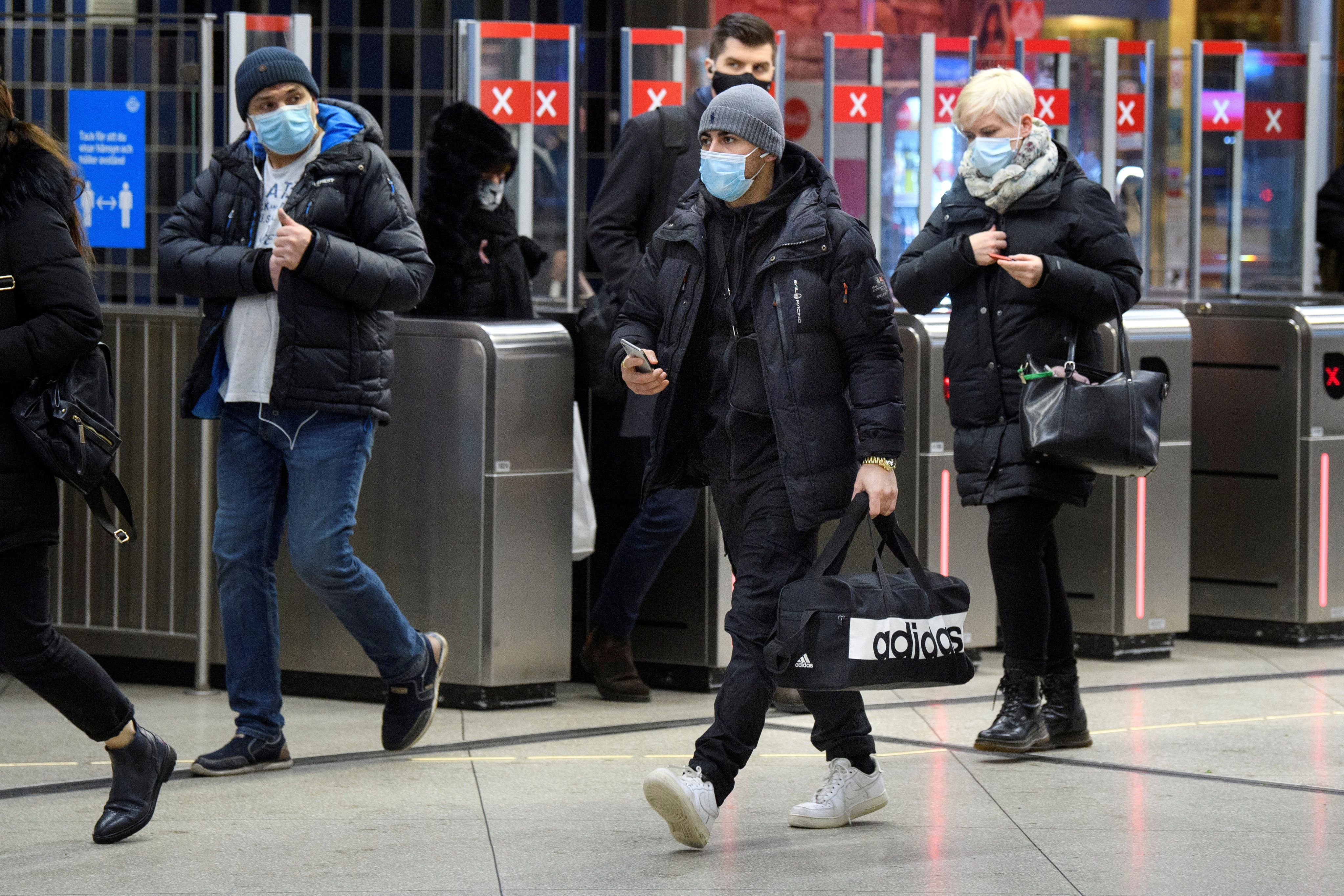 Passengers wearing protective masks enter an underground railway station, amid the spread of the coronavirus disease (COVID-19) pandemic, in Stockholm, Sweden, January 7, 2021. Jessica Gow/TT News Agency/via REUTERS/Files