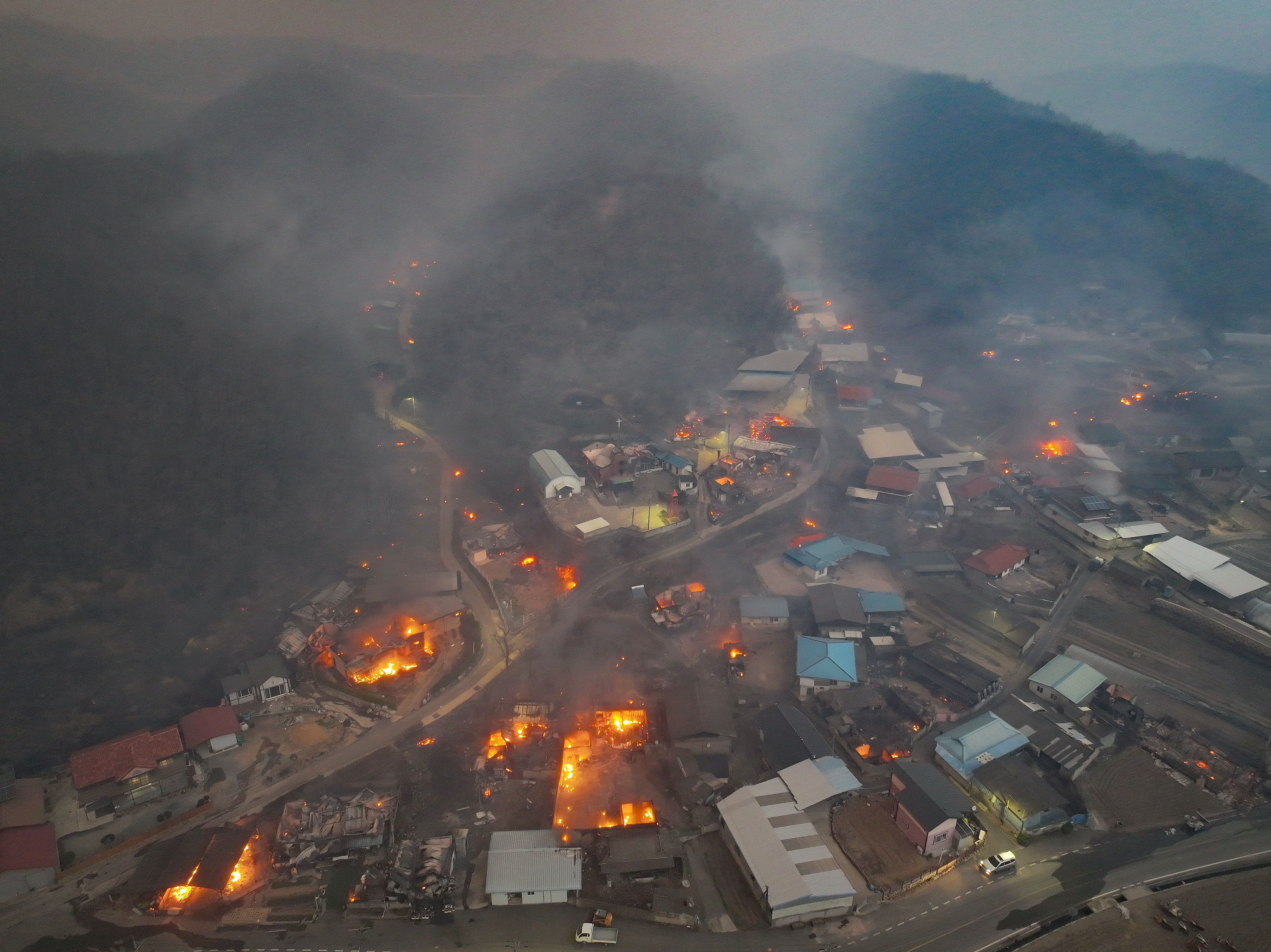韓国山火事の死者24人に、消火活動のヘリ墜落 強風で被害拡大 | ロイター