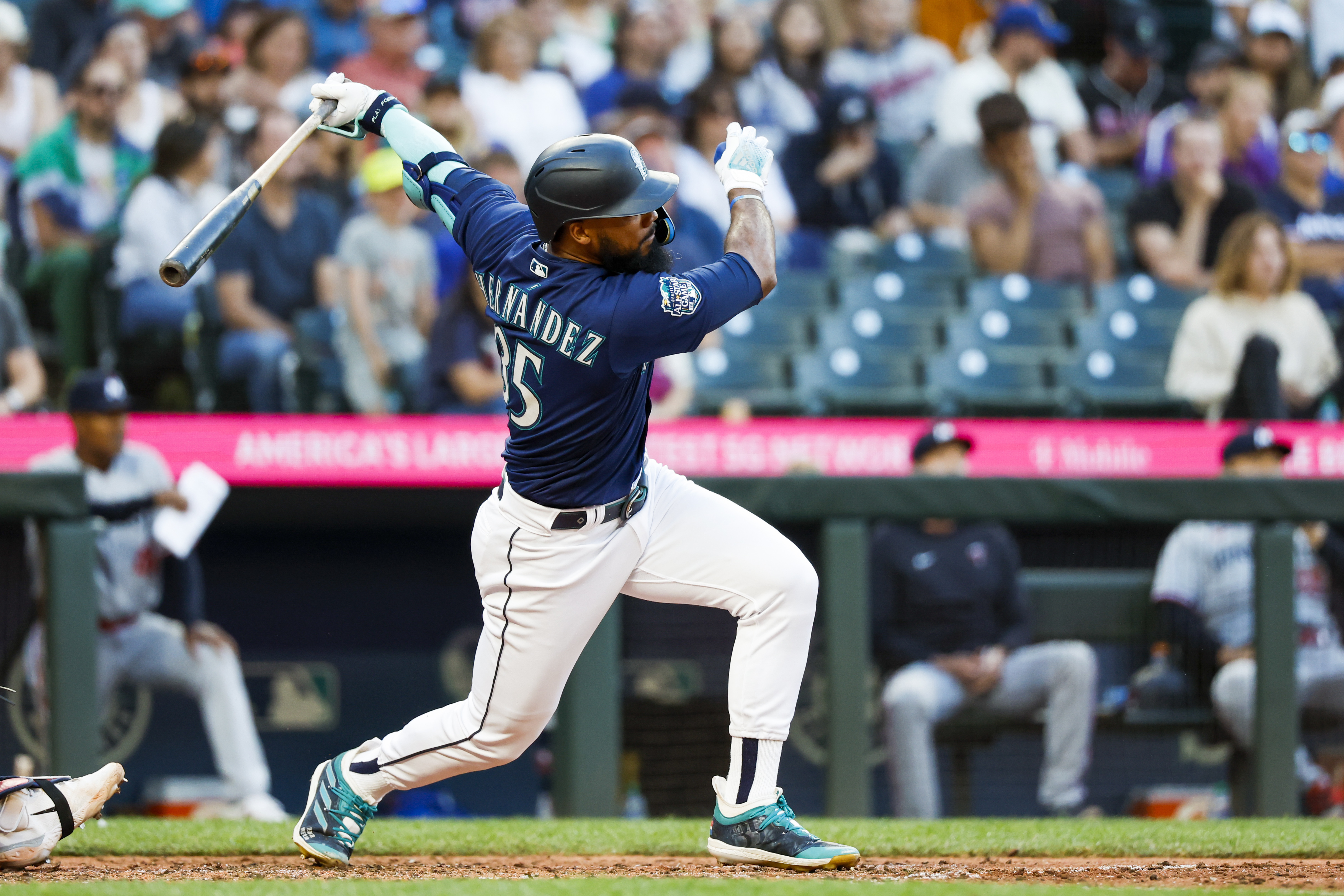 Mariners hold on to capture opener vs. Twins