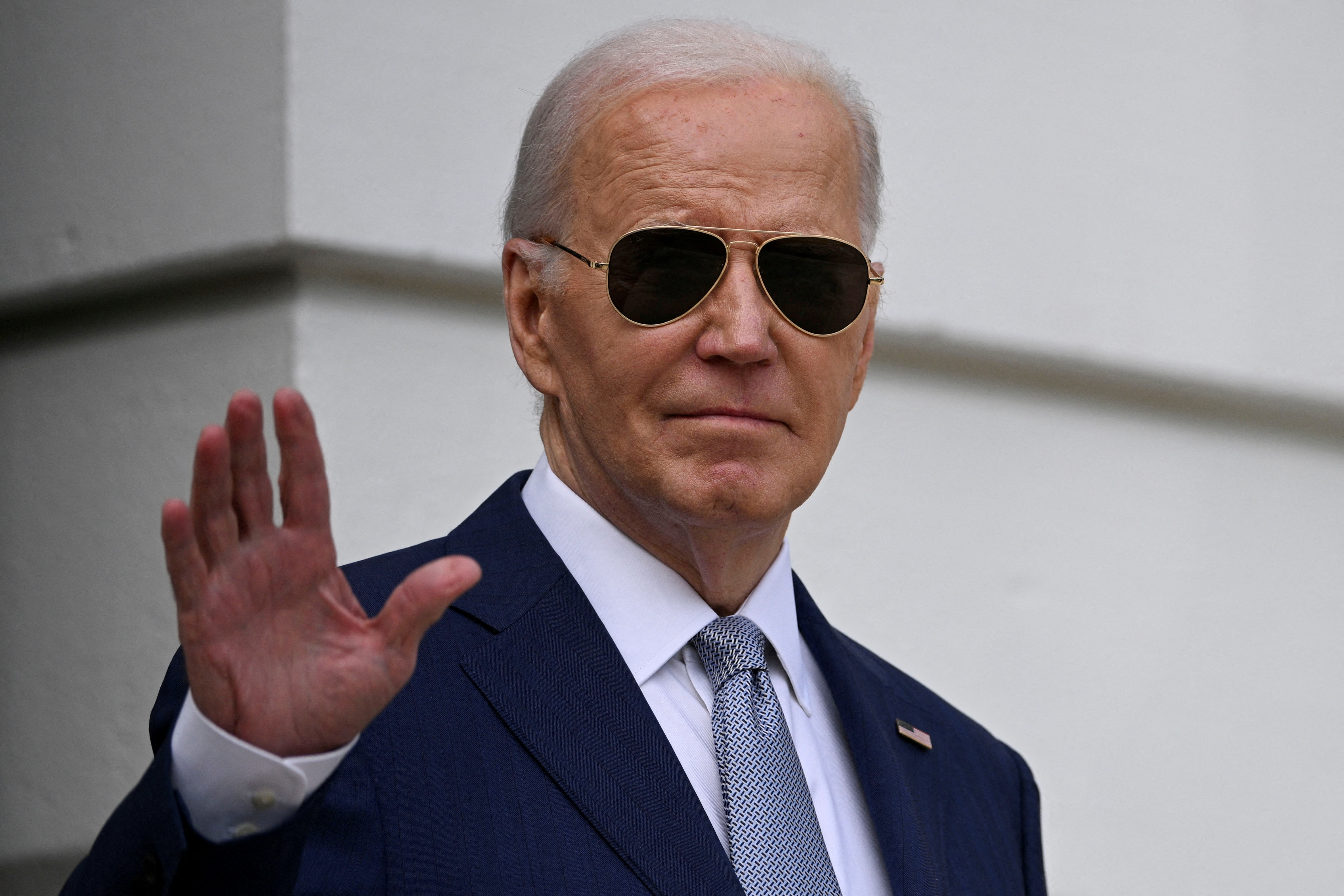 FOTO DE ARQUIVO: O presidente dos EUA, Joe Biden, deixa a Casa Branca