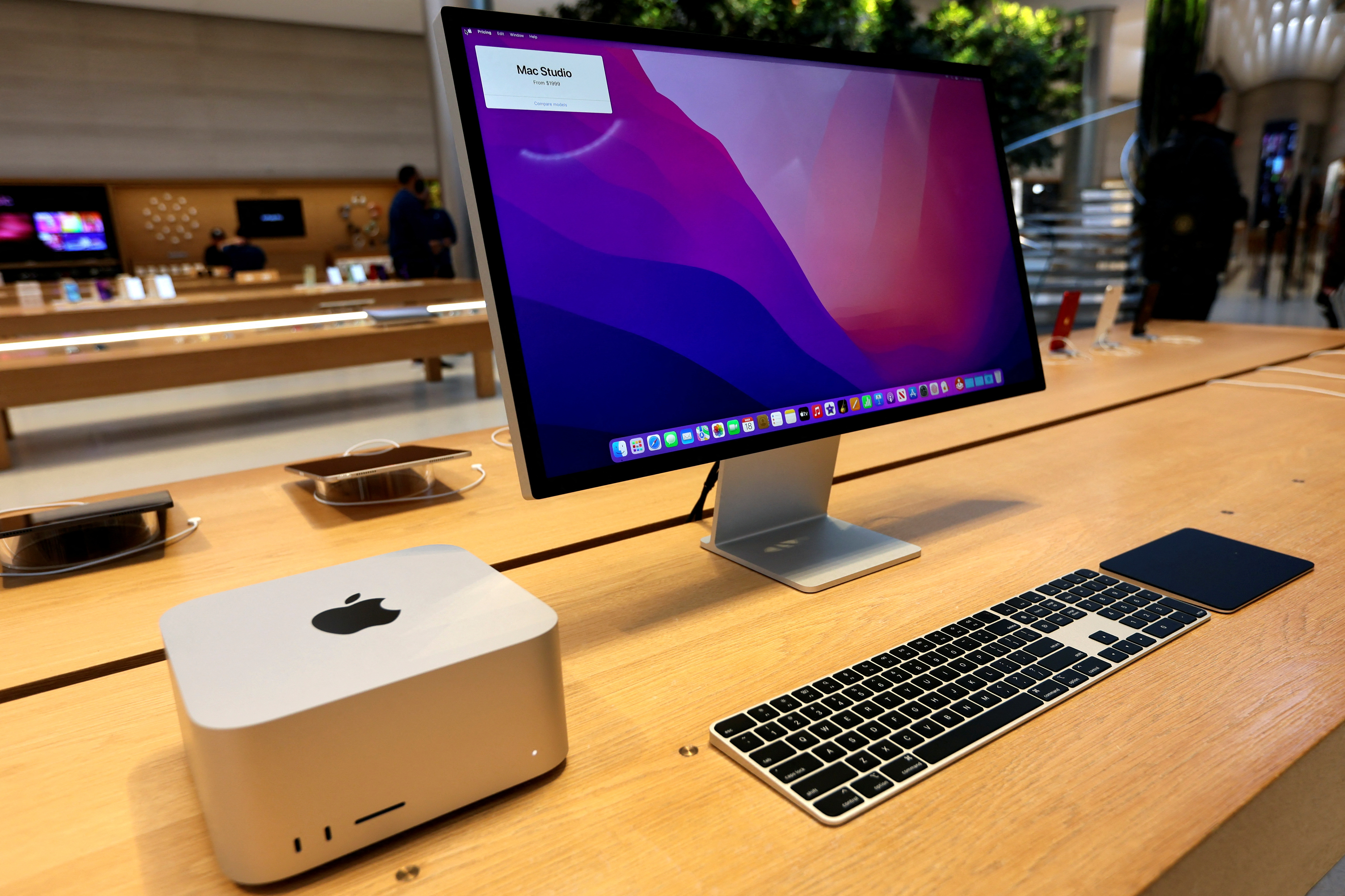 APPLE COMPUTER RETAIL STORE Editorial Photo - Image of computers