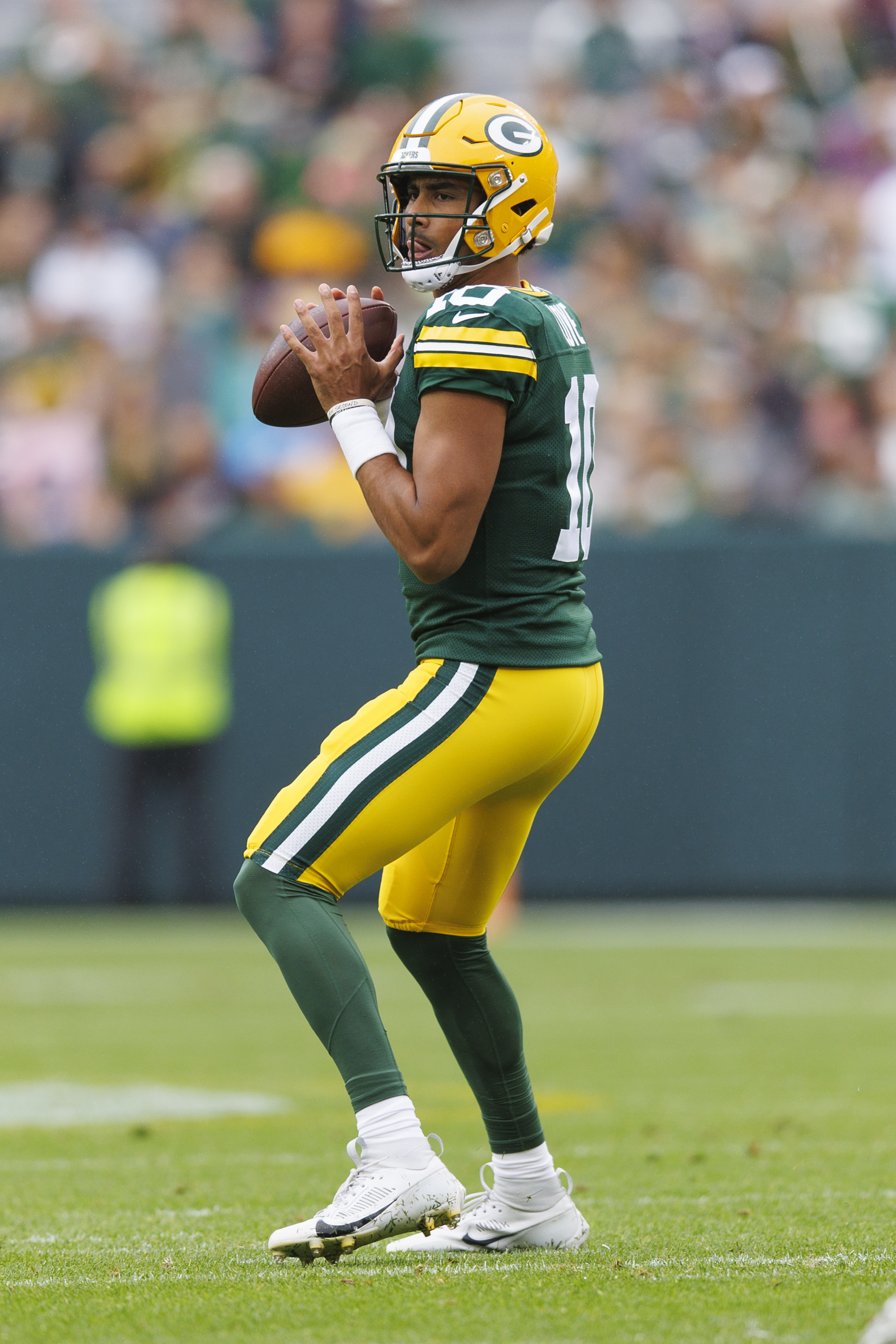 Packers score late, hang on to defeat Seahawks