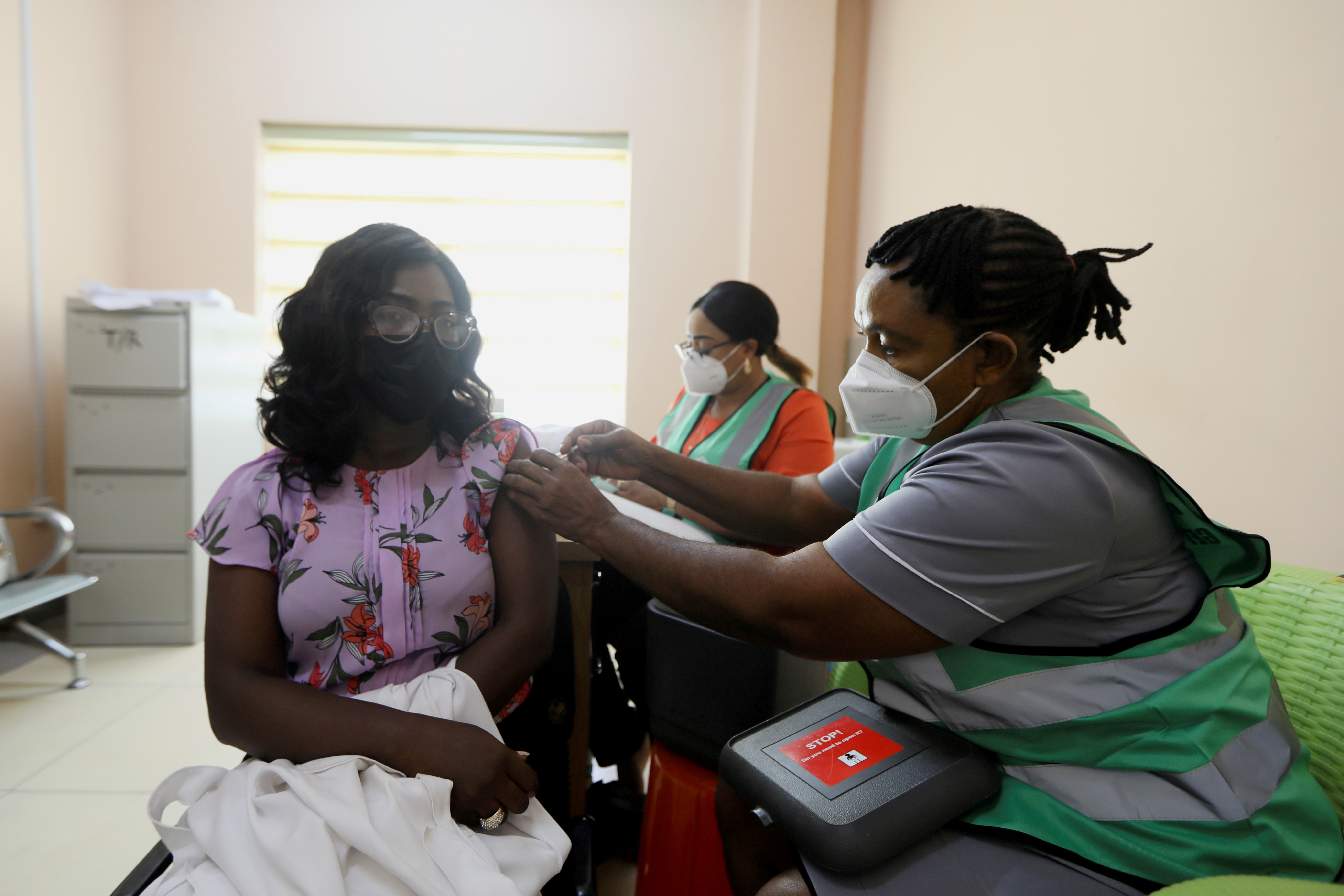 A person receives a dose of the Oxford/AstraZeneca coronavirus vaccine at the National hospital in Abuja, Nigeria, March 5, 2021. REUTERS/Afolabi Sotunde