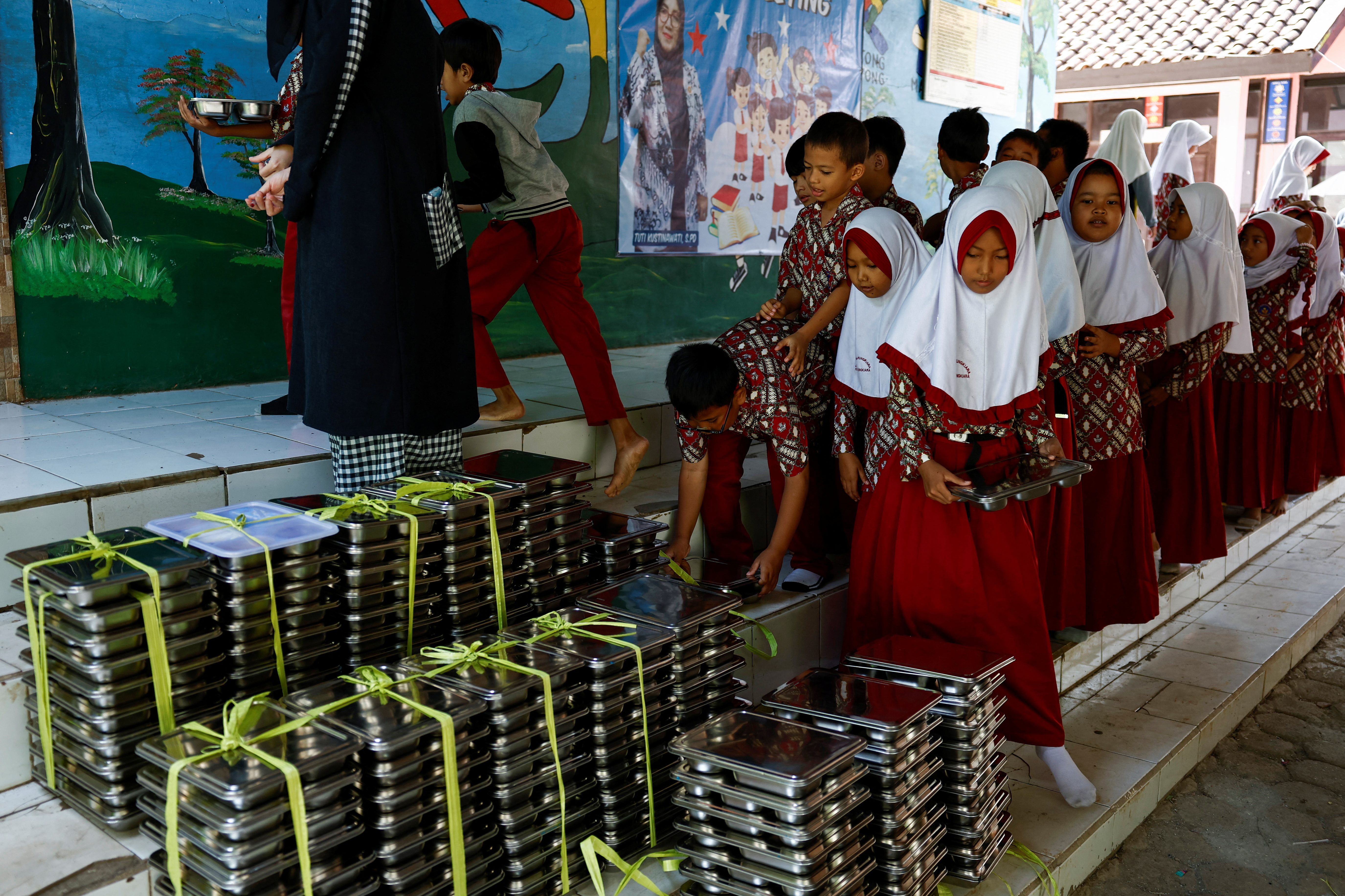 Free nutritious meals program trial in Sukabumi