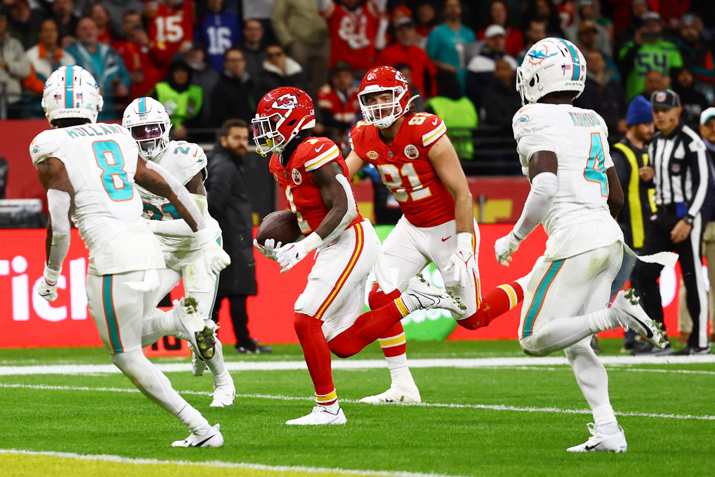 Chiefs stifle Dolphins' offense, grab key AFC win | Reuters