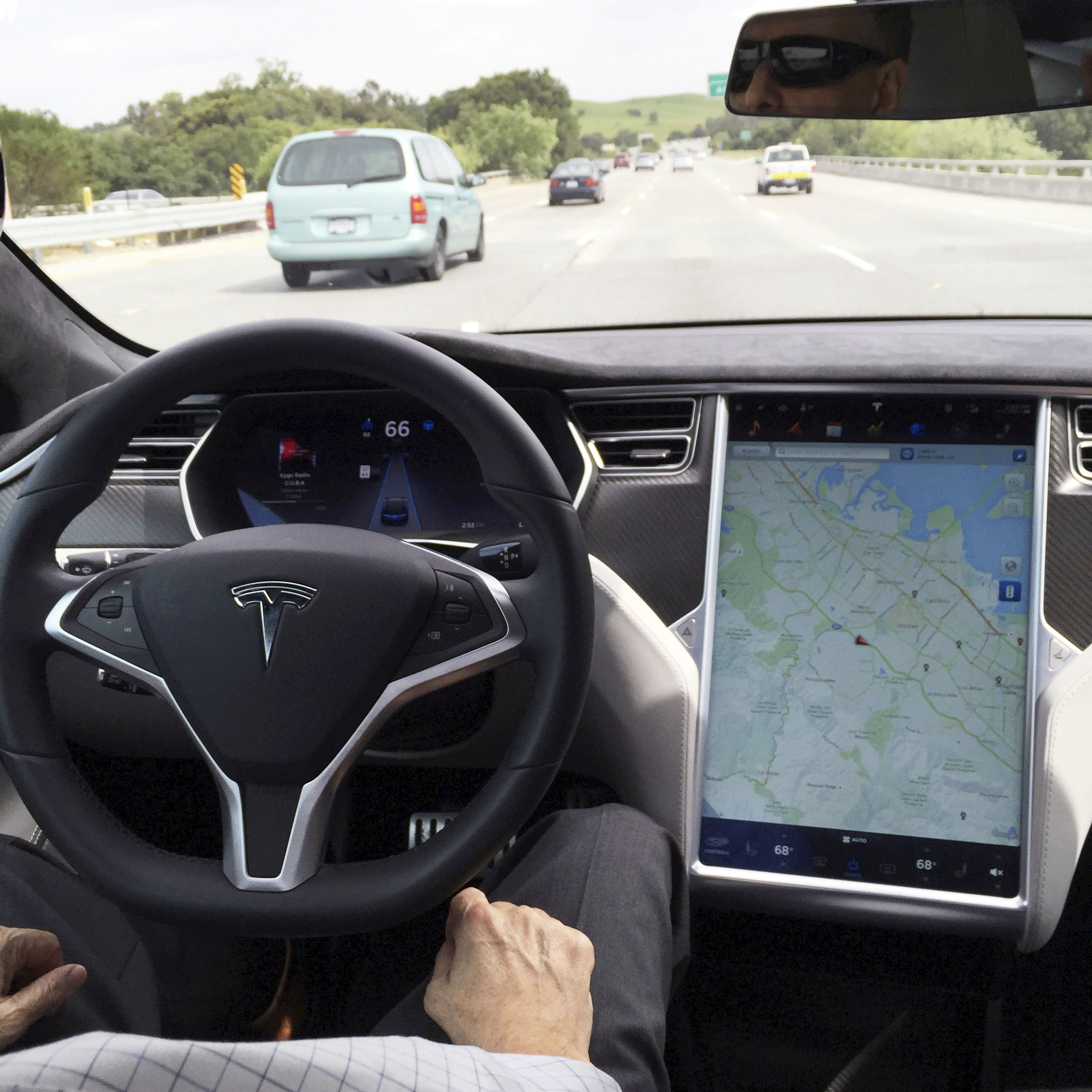 Verslaafd prijs Installatie Tesla drives on Autopilot through a regulatory grey zone | Reuters
