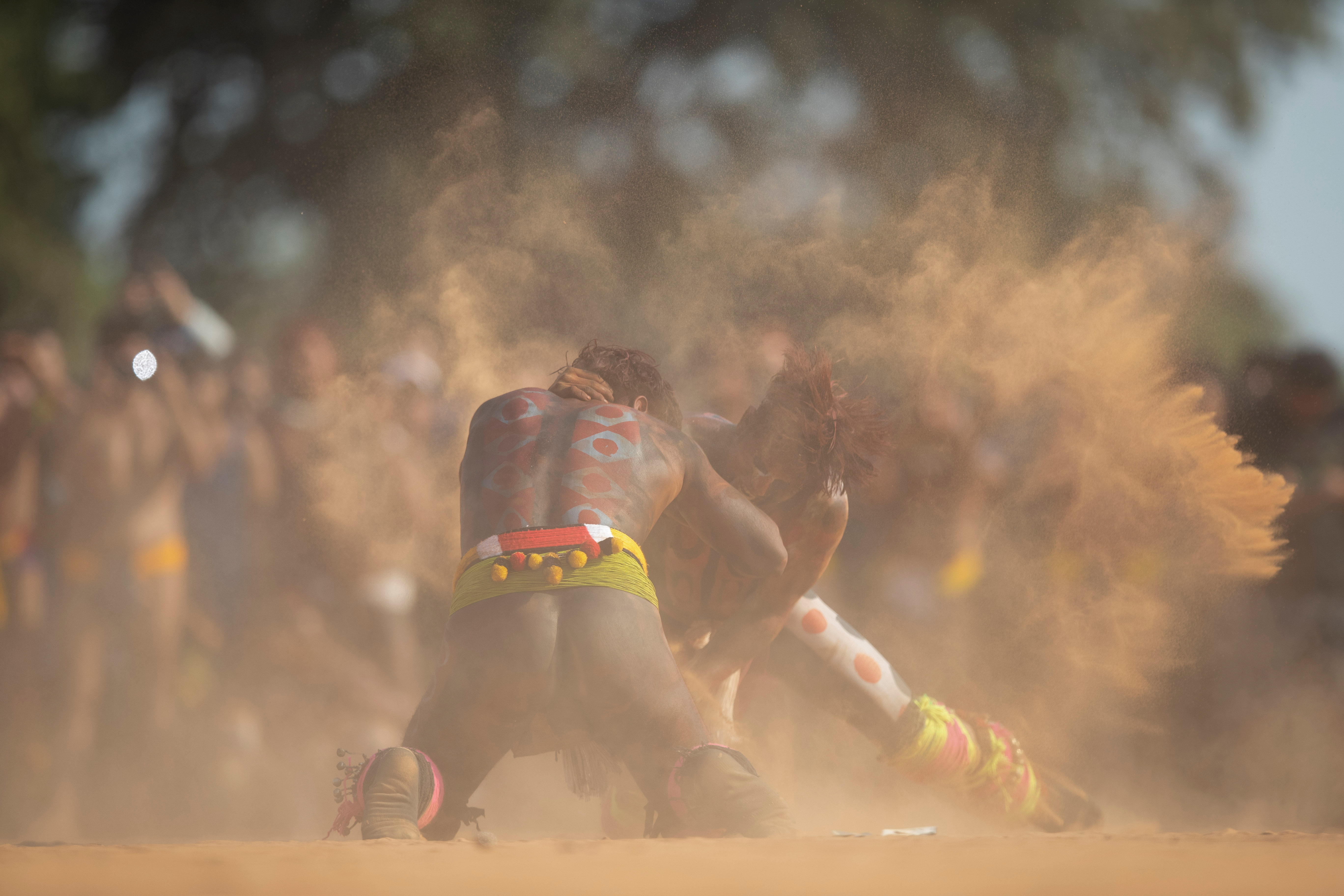 Мужчины из разных племен борются во время погребального ритуала Куарупа, чтобы почтить память Касика Аританы, в парке коренных народов Шингу в Бразилии, 12 сентября 2021 года. REUTERS/Уэсли Марселино