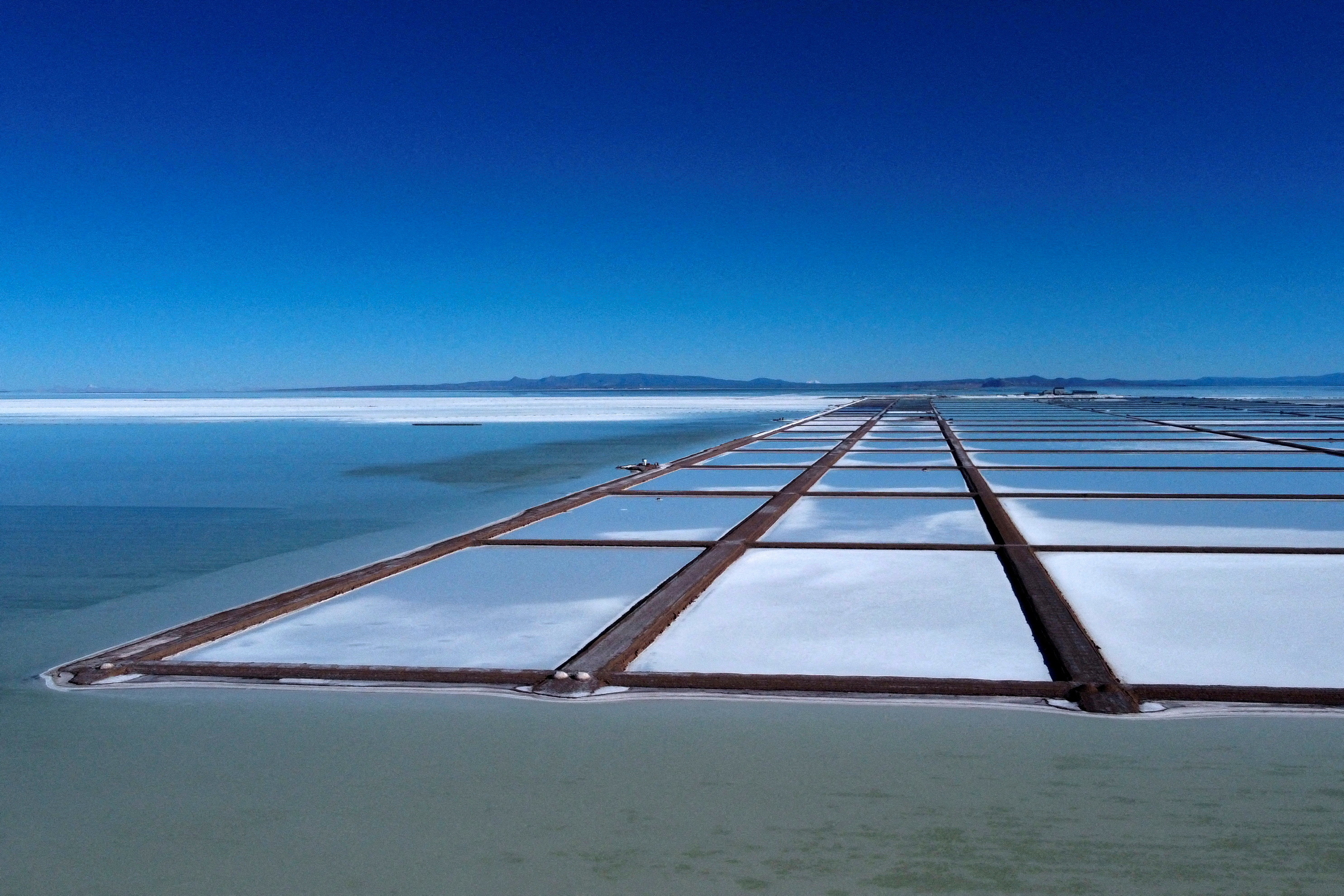 Evaporation pools for extraction of lithium in Bolivia