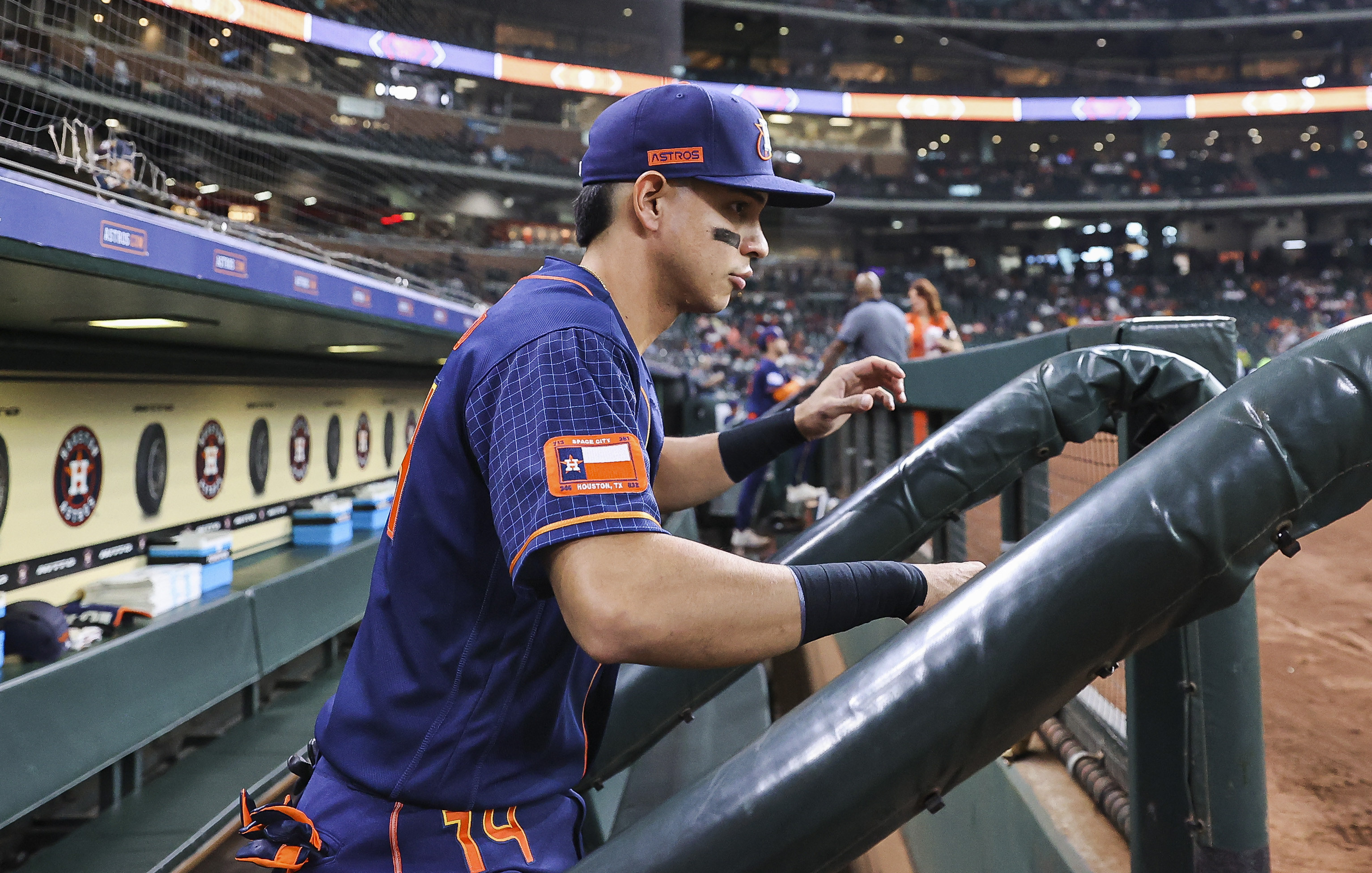 Luis Garcia exits early, but Astros still handle Giants