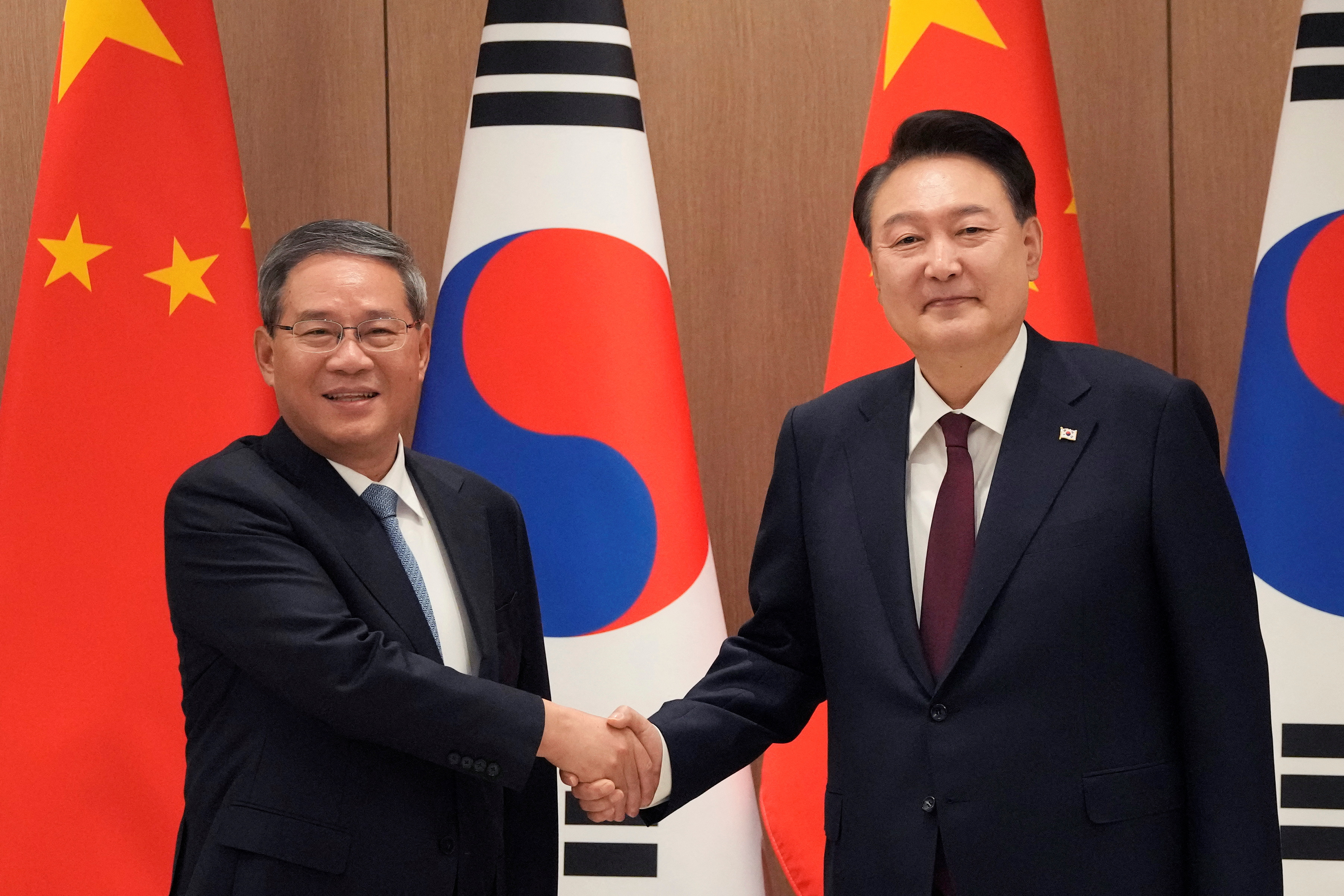 韓国と中国、外交・安保対話開始へ　3カ国首脳会合前に個別会談