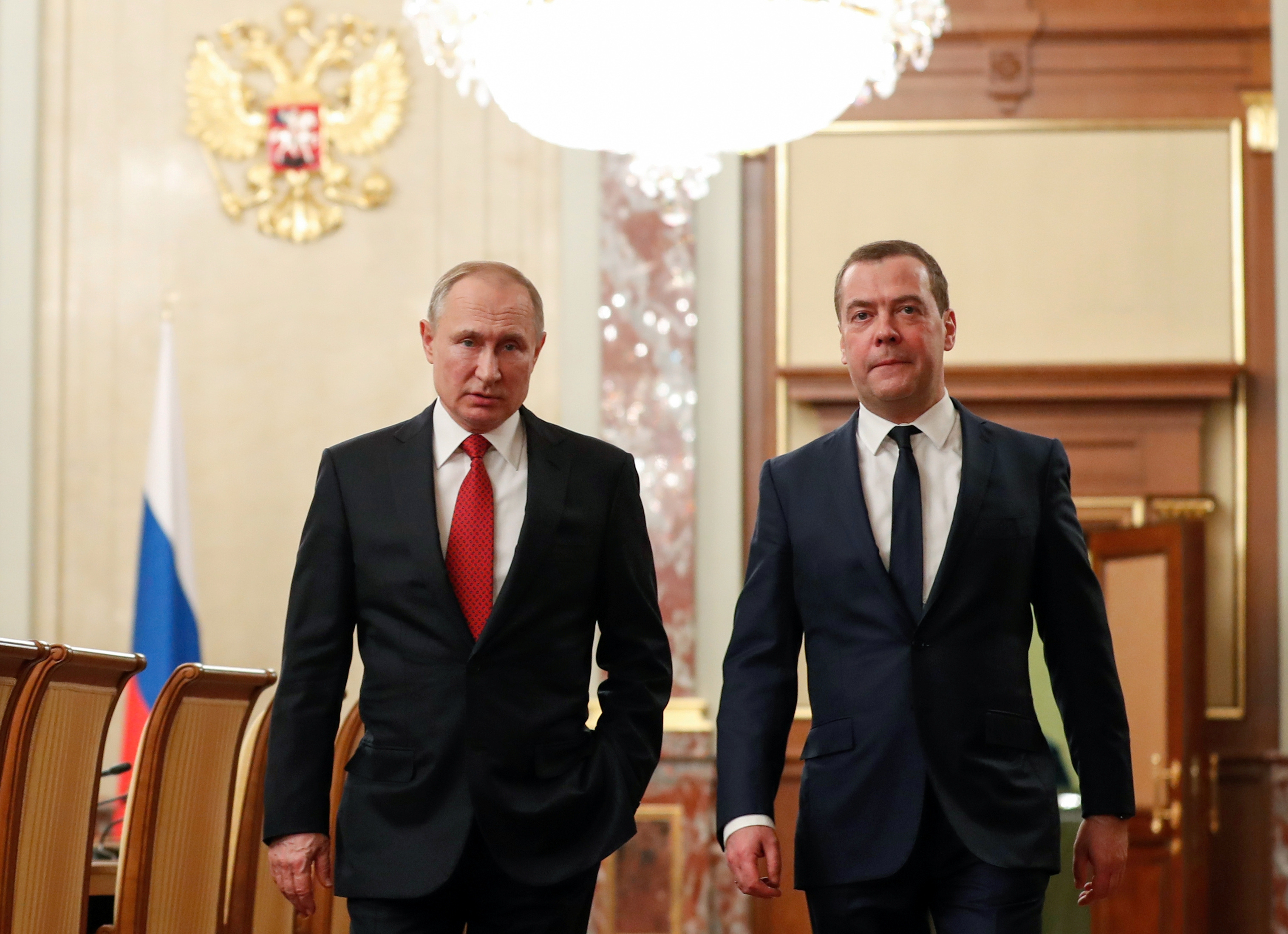El presidente ruso Putin y el primer ministro Medvedev hablan antes de una reunión con miembros del gobierno en Moscú.