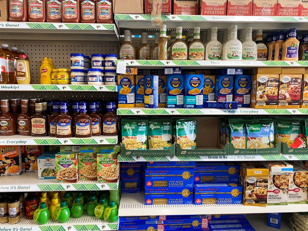 Des aliments emballés à vendre sont vus sur les étagères d'un Dollar Tree à Islandia, à New York
