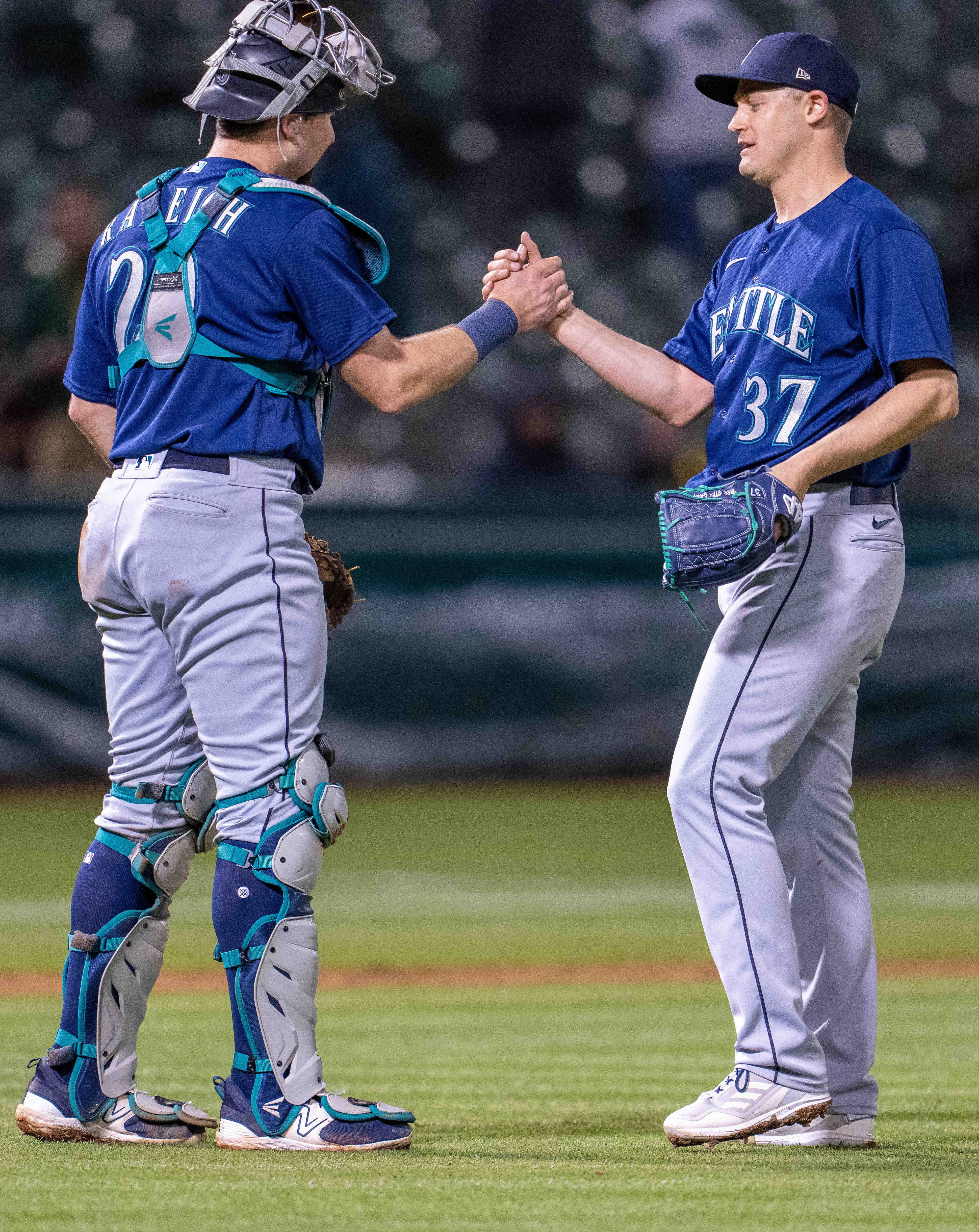 Mariners wait until 8th to get a hit, beat A's