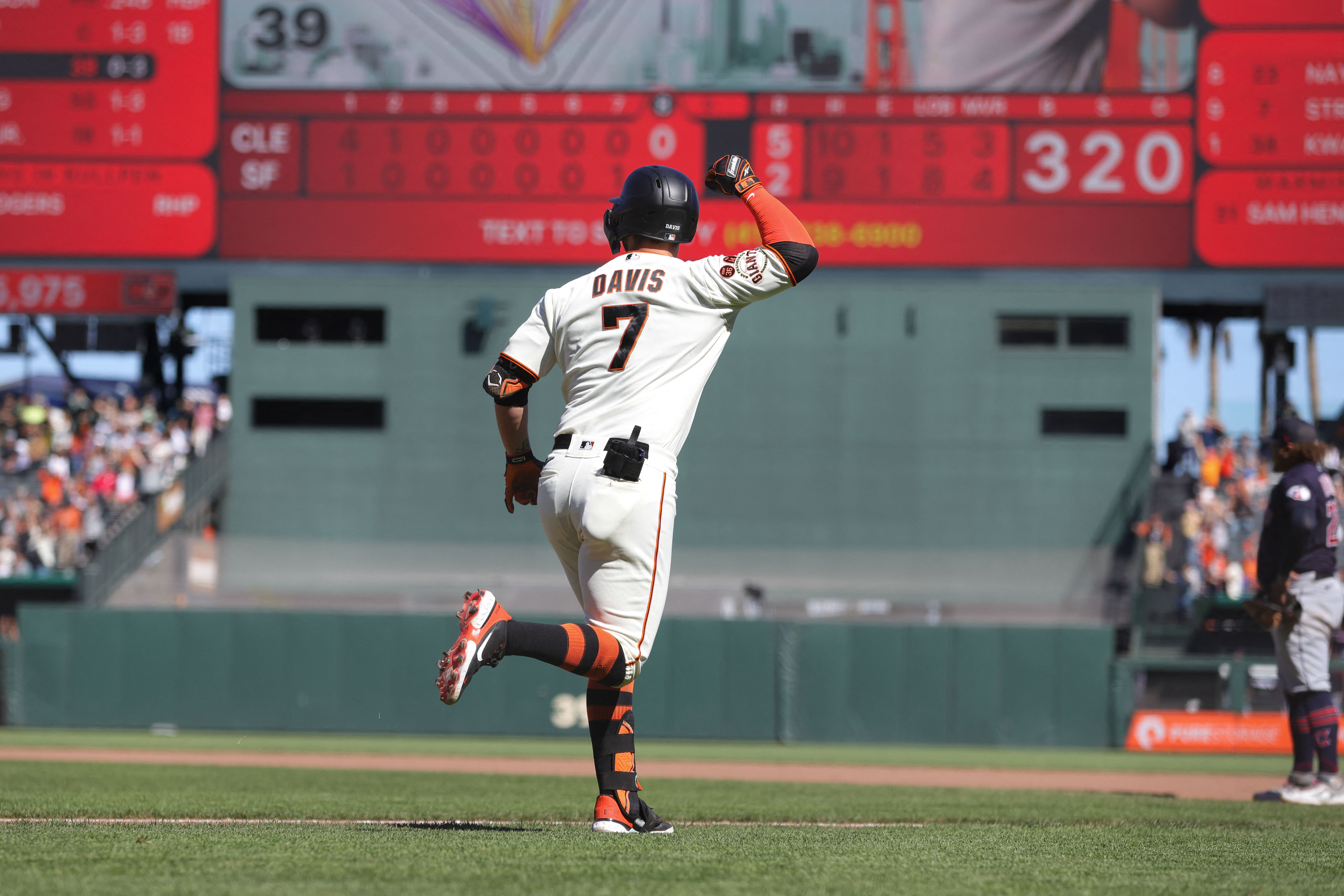 Giants rally late, edge Guardians in 10th