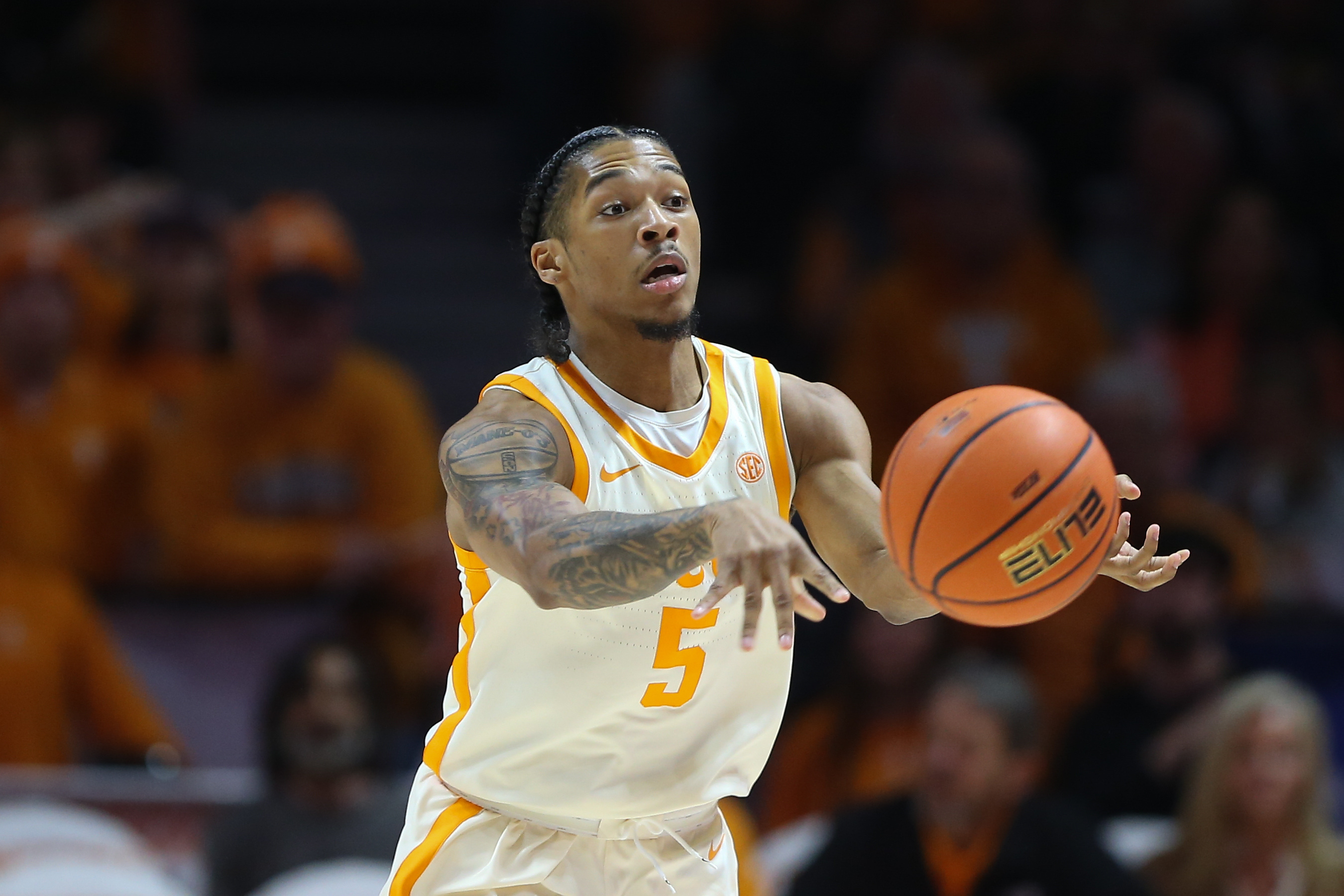 Trailing at half, No. 17 Tennessee tops No. 20 Illinois | Reuters