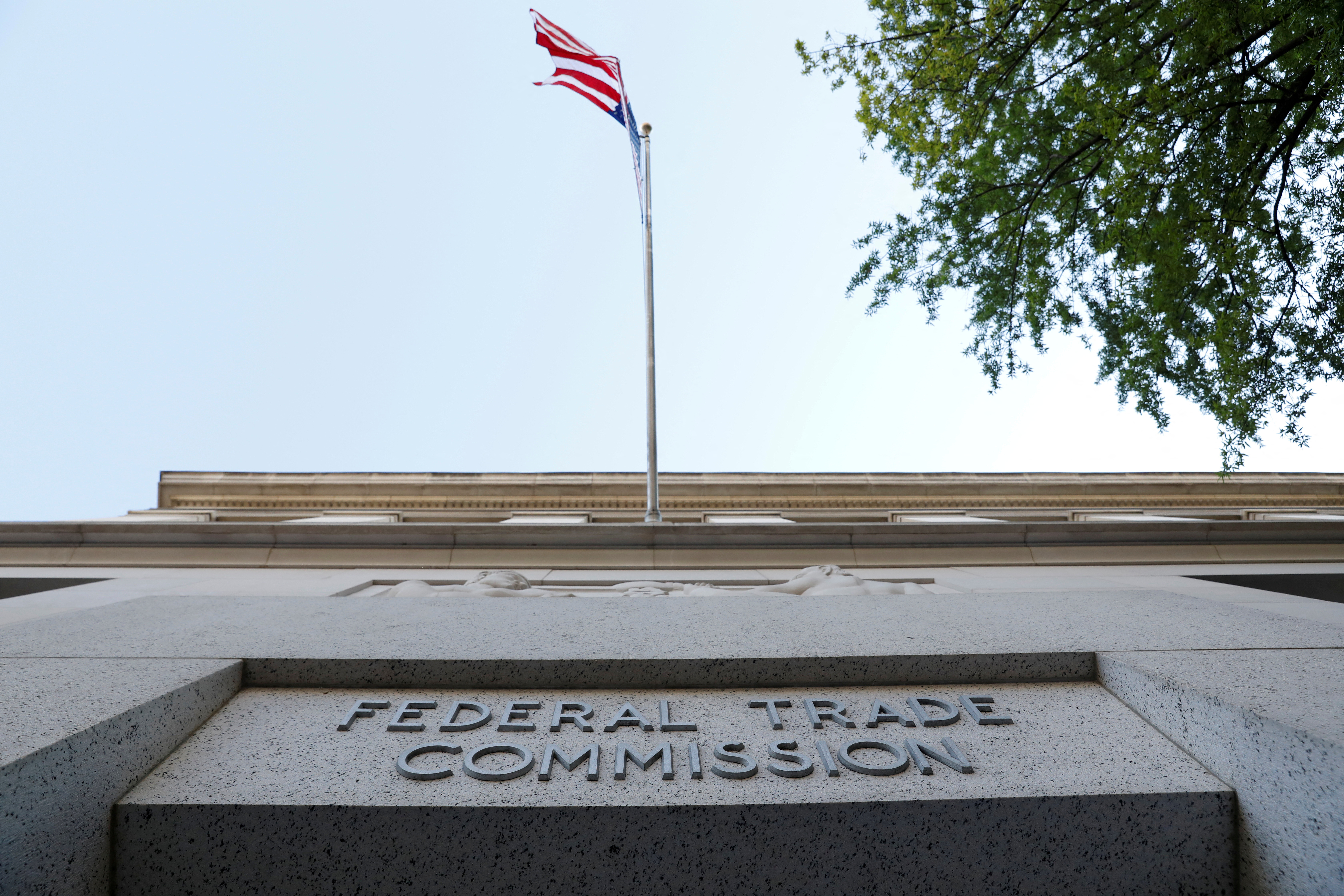 La señalización se puede ver en la sede de la Comisión Federal de Comercio en Washington, DC.