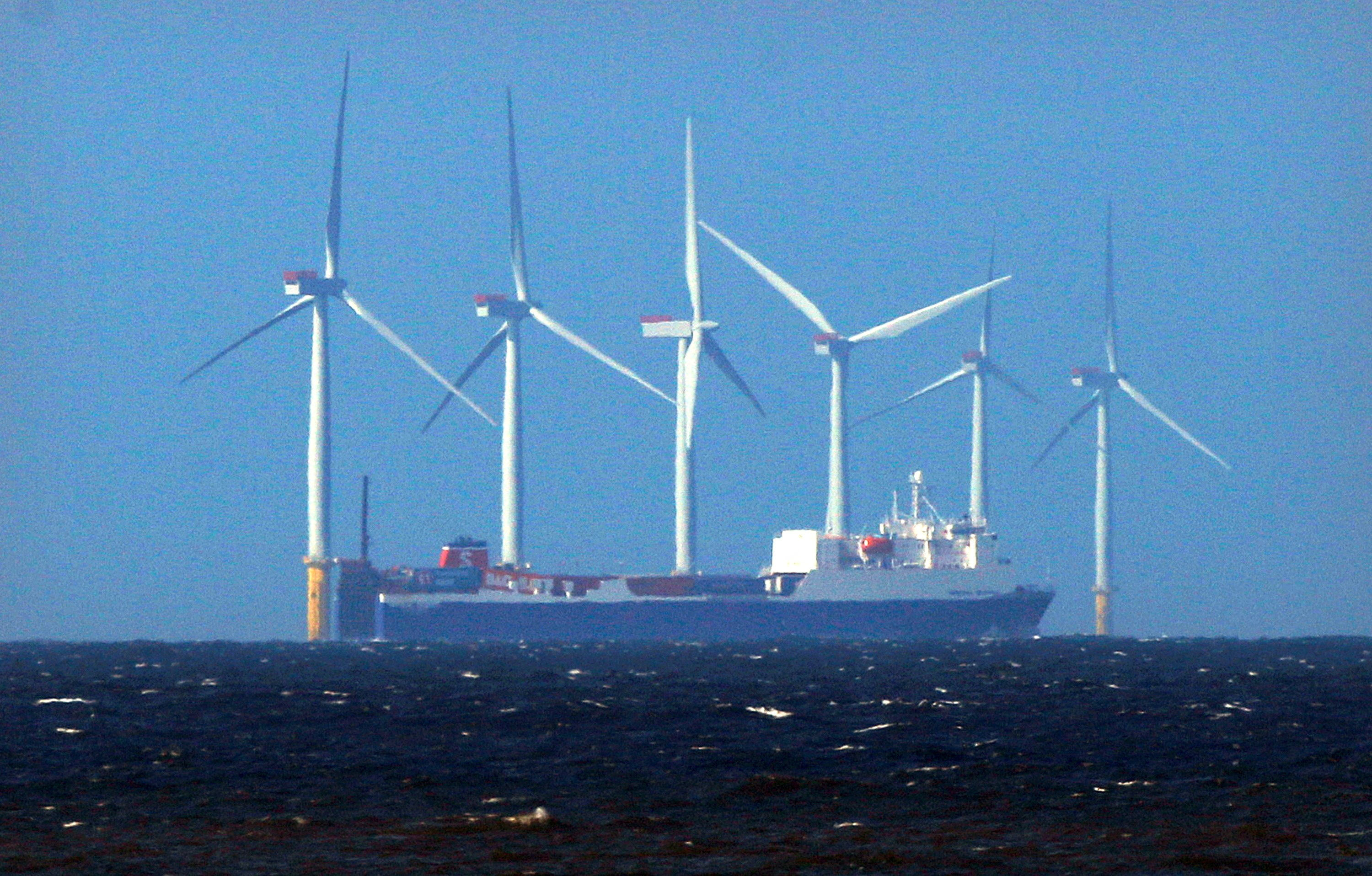 Offshore Wind Runs Into Rising Costs and Delays - The New York Times