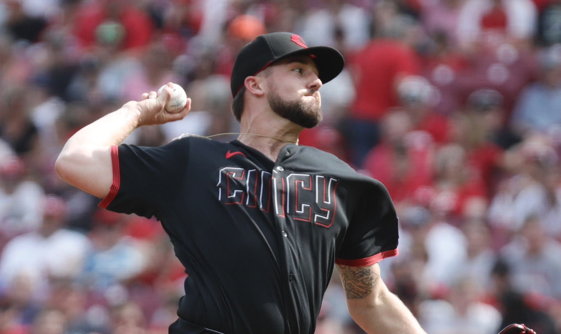 Spencer Steer's HR gives Reds wild 11th-inning win over Padres