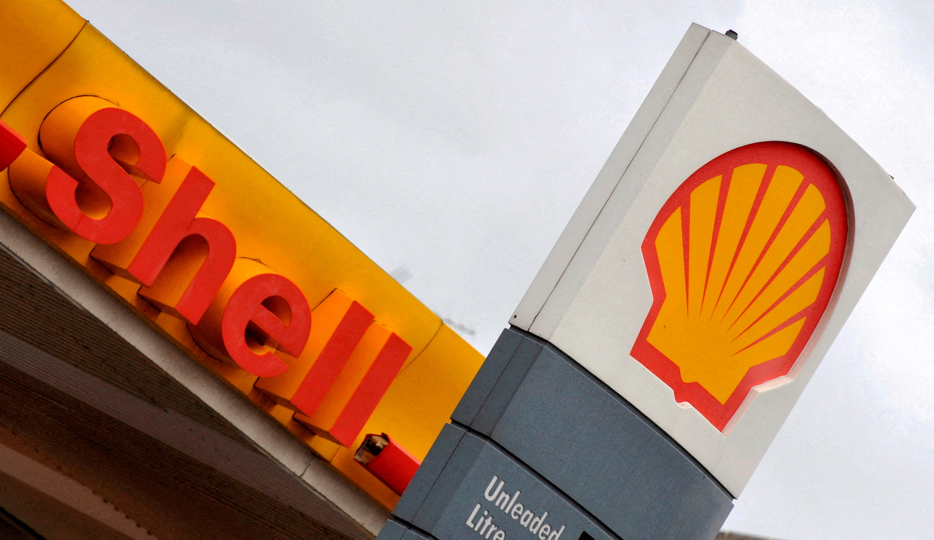 Il logo Shell è visibile in una stazione di servizio Shell a Londra, in Gran Bretagna
