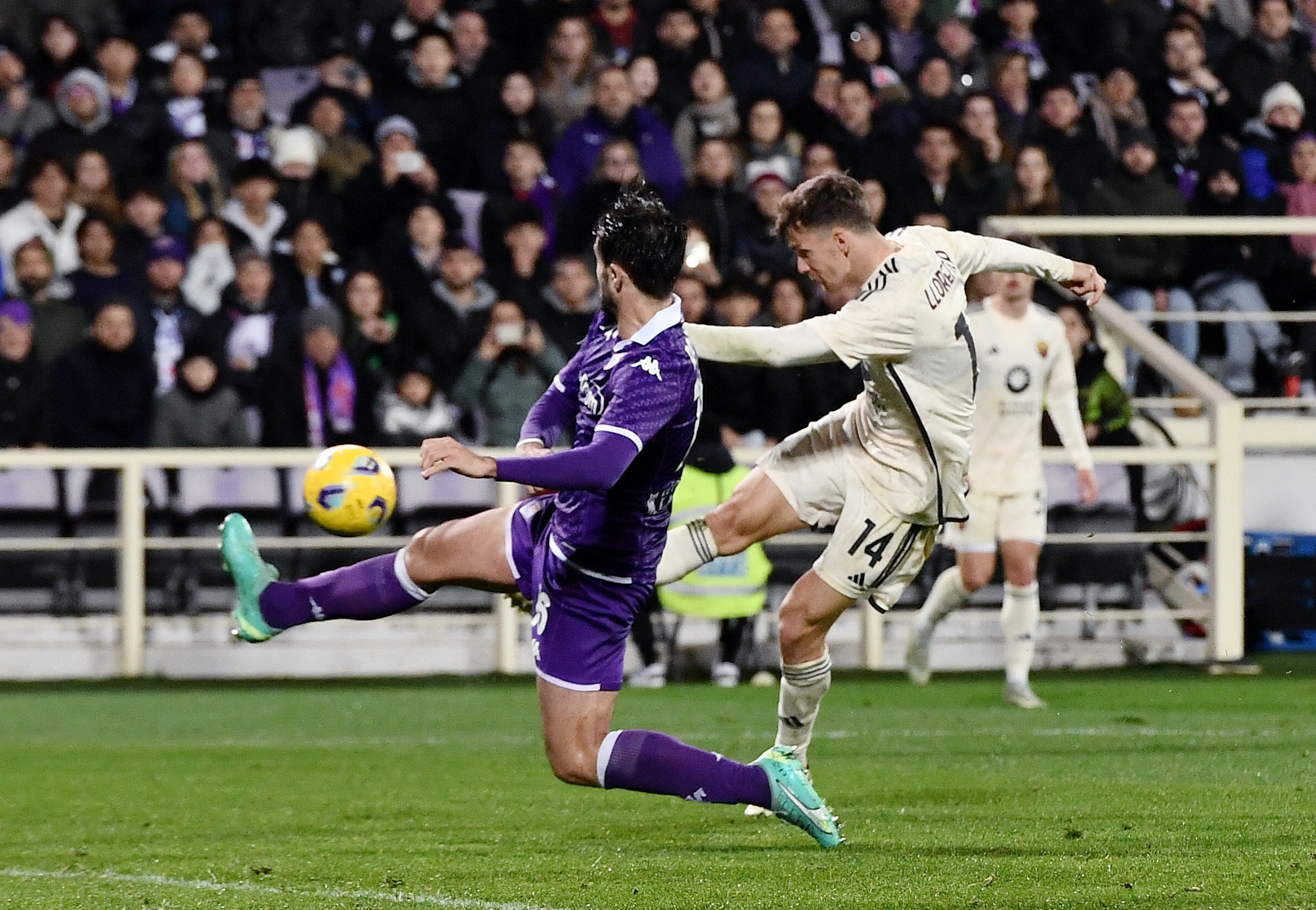 Llorente strikes late for Roma to rescue 2-2 draw at Fiorentina | Reuters