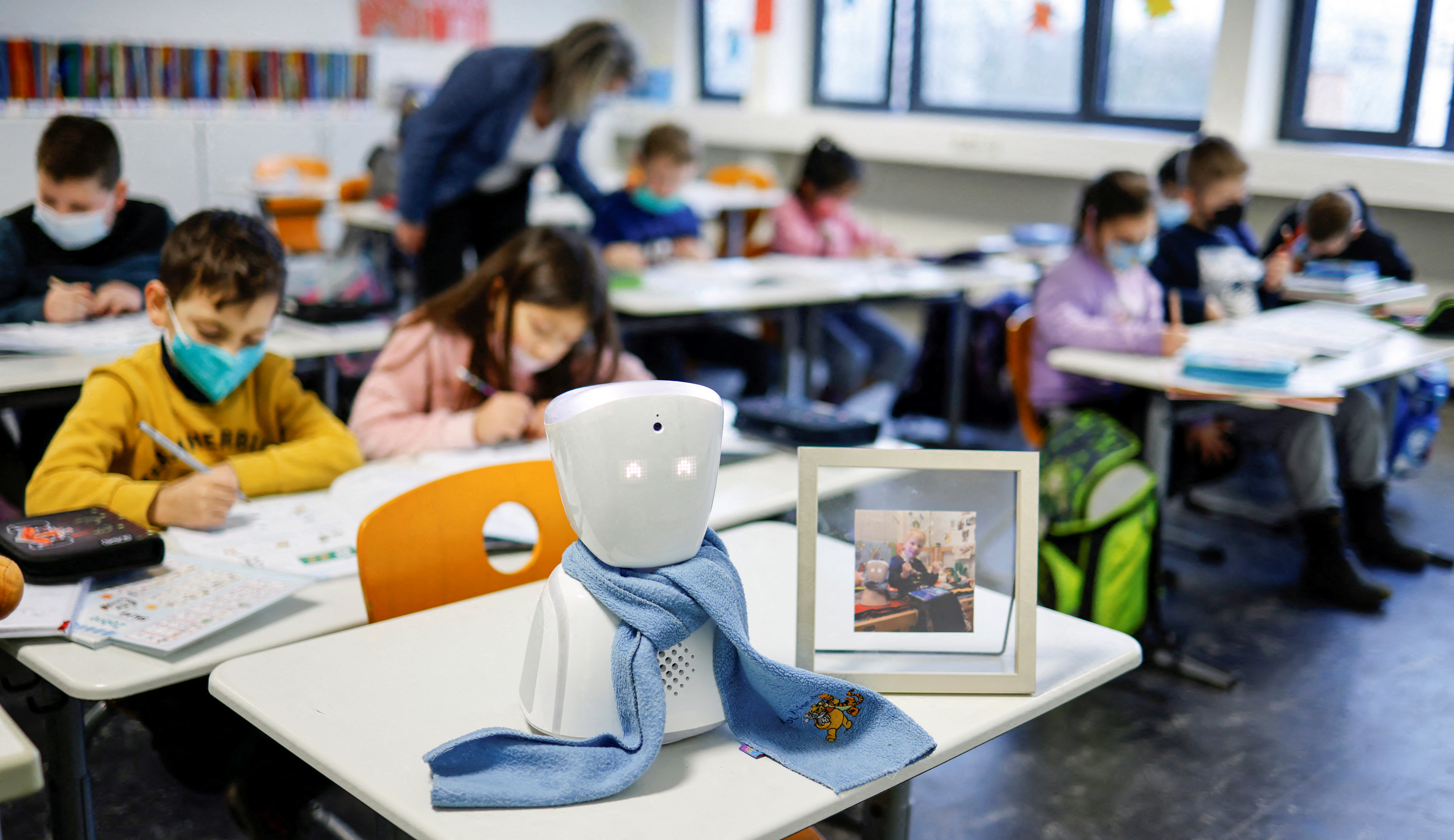 Седемгодишен ученик Джошуа посещава училищния си урок чрез робот-аватар, поставен в класната му стая, в Берлин, Германия, 13 януари 2022 г. REUTERS/Hannibal Hanschke