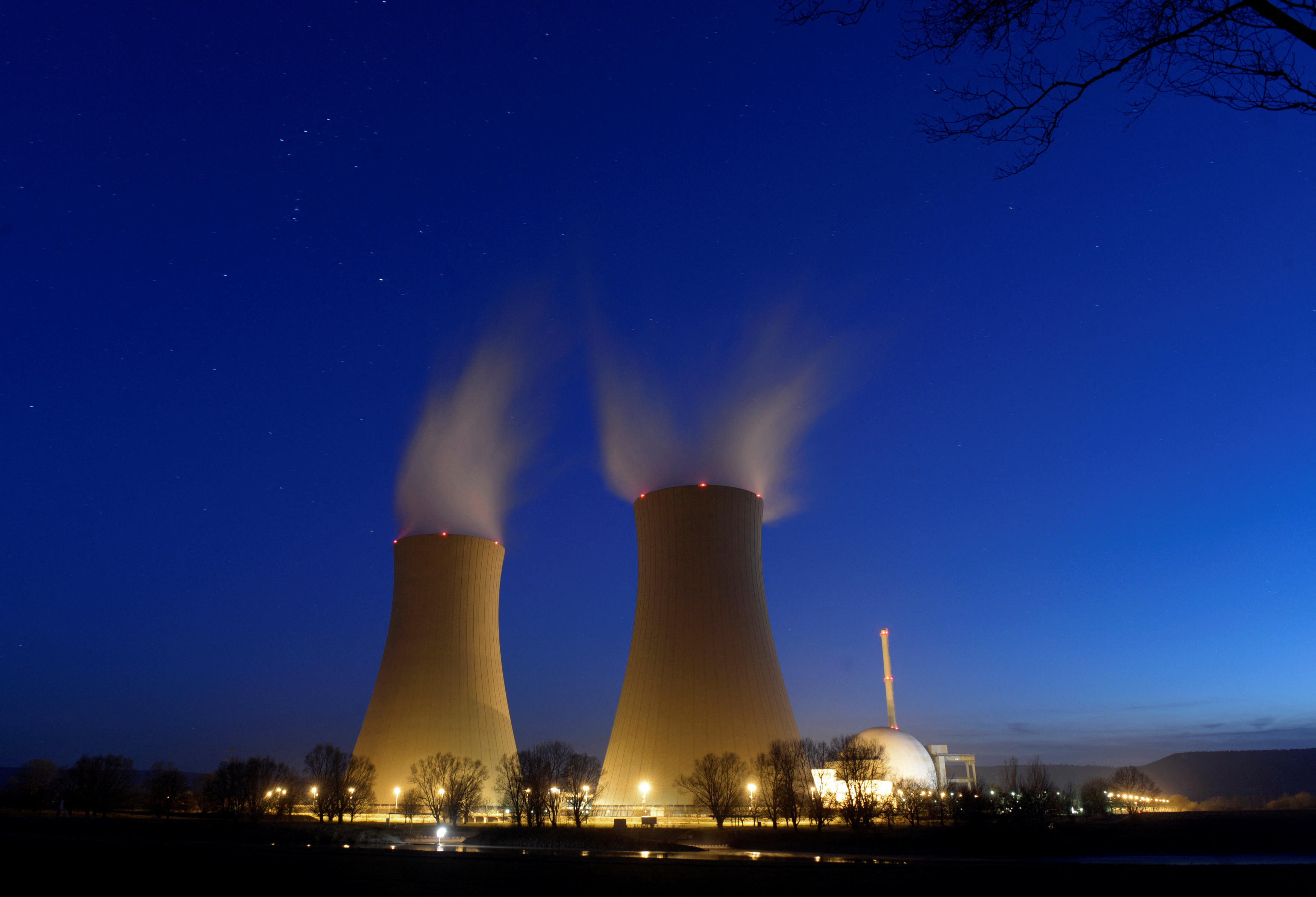 A long time exposure picture shows the nuclear power plant in Grohnde, Germany, March 5, 2013. Picture taken March 5, 2013.    REUTERS/Fabian Bimmer