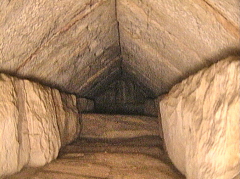 Um corredor escondido na Grande Pirâmide de Gizé descoberto por pesquisadores do Projeto Scan Pyramids do Ministério do Turismo Egípcio para Antiguidades em Gizé