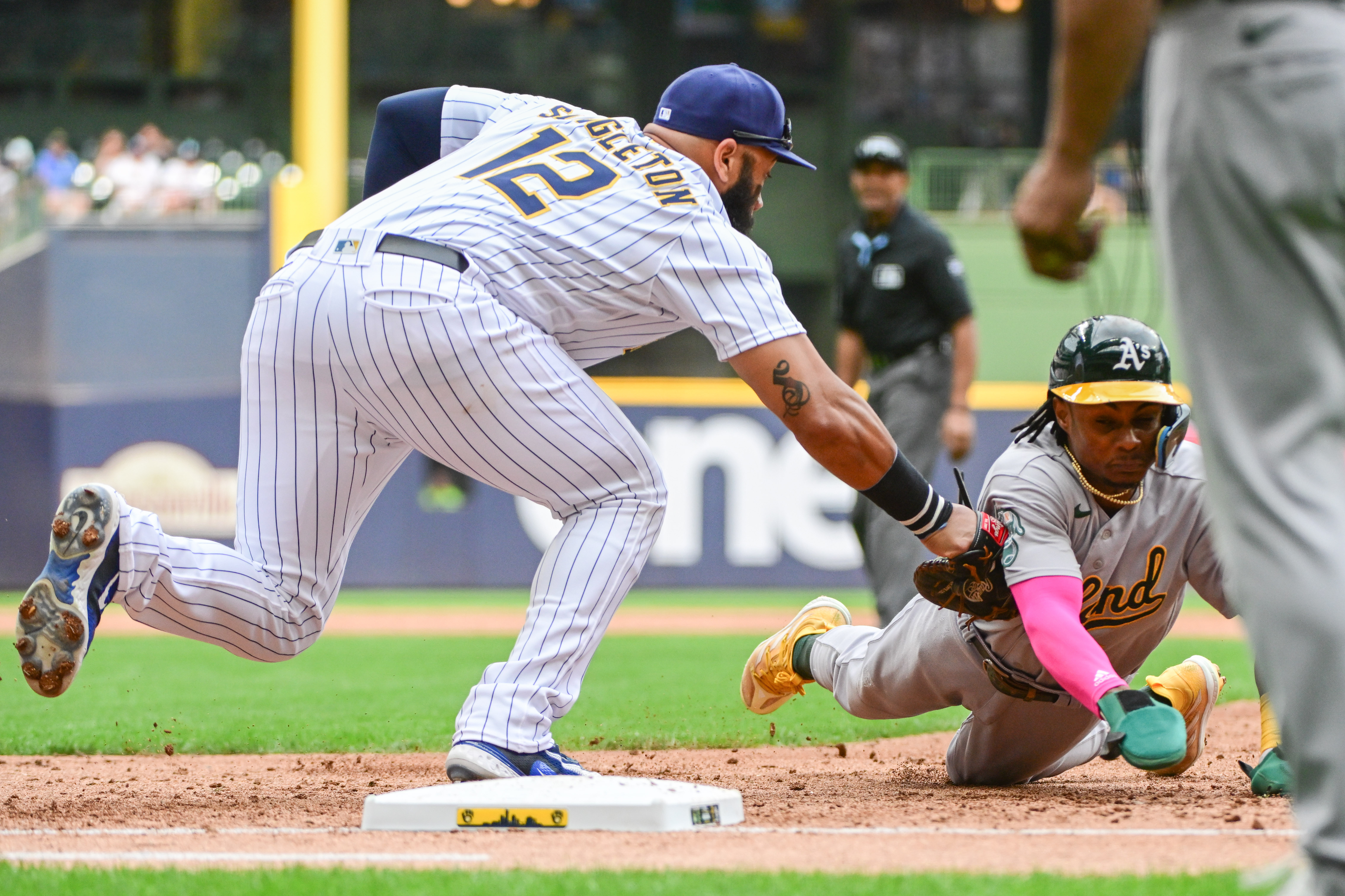 Aledmys Diaz's clutch hit sends A's past Brewers in 10