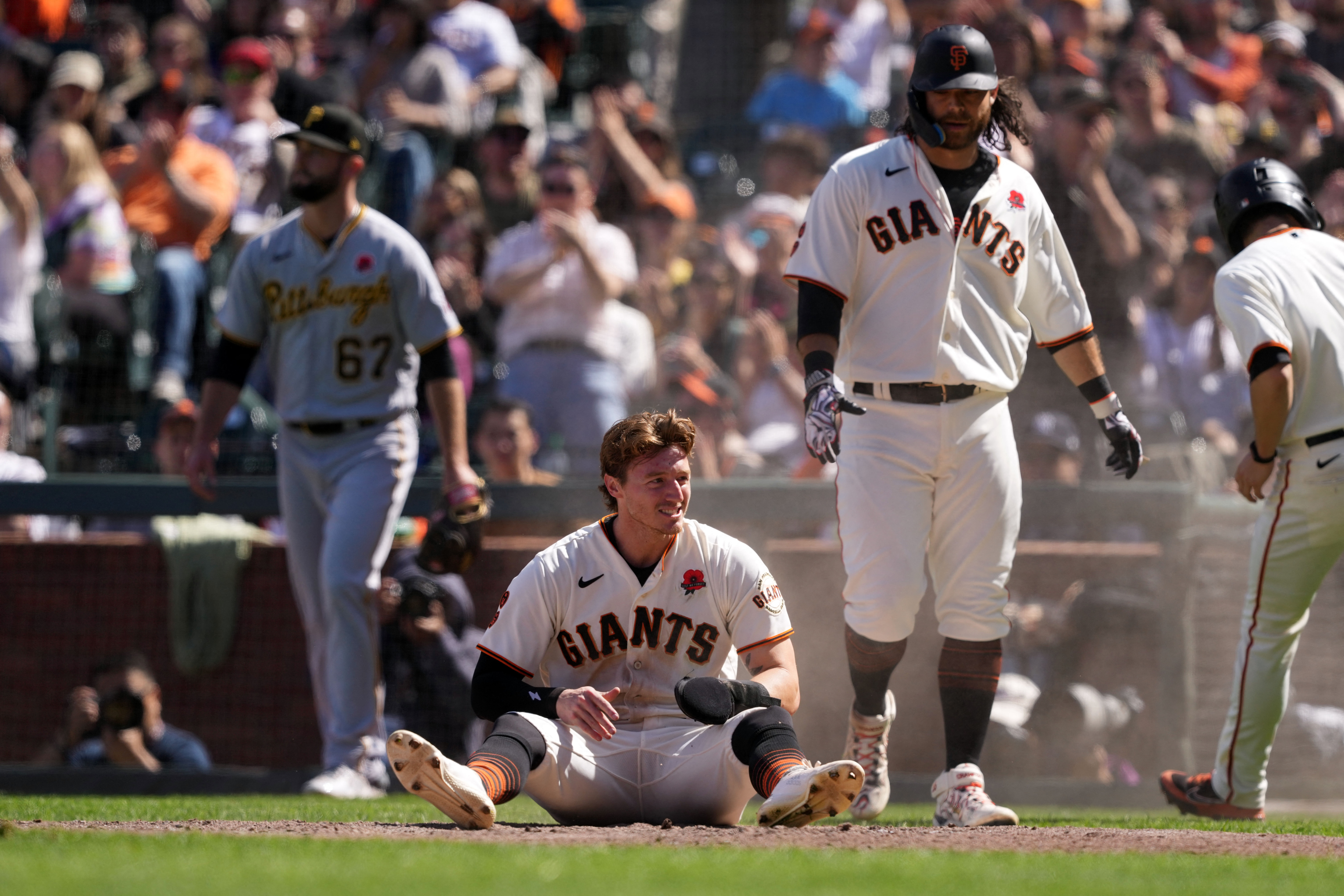 Giants explode in 7th inning, blast Pirates