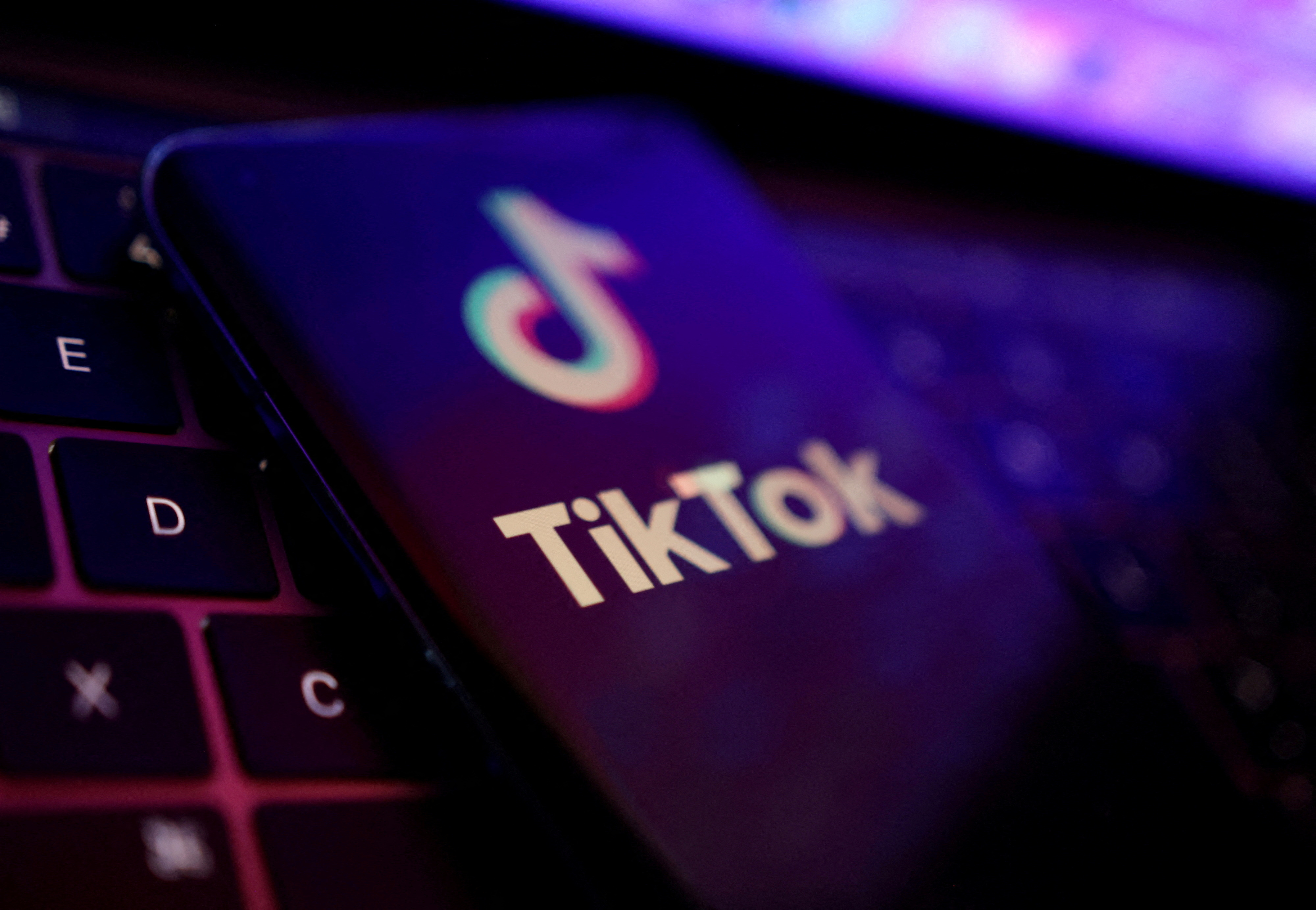 La ilustración muestra el logotipo de la aplicación TikTok