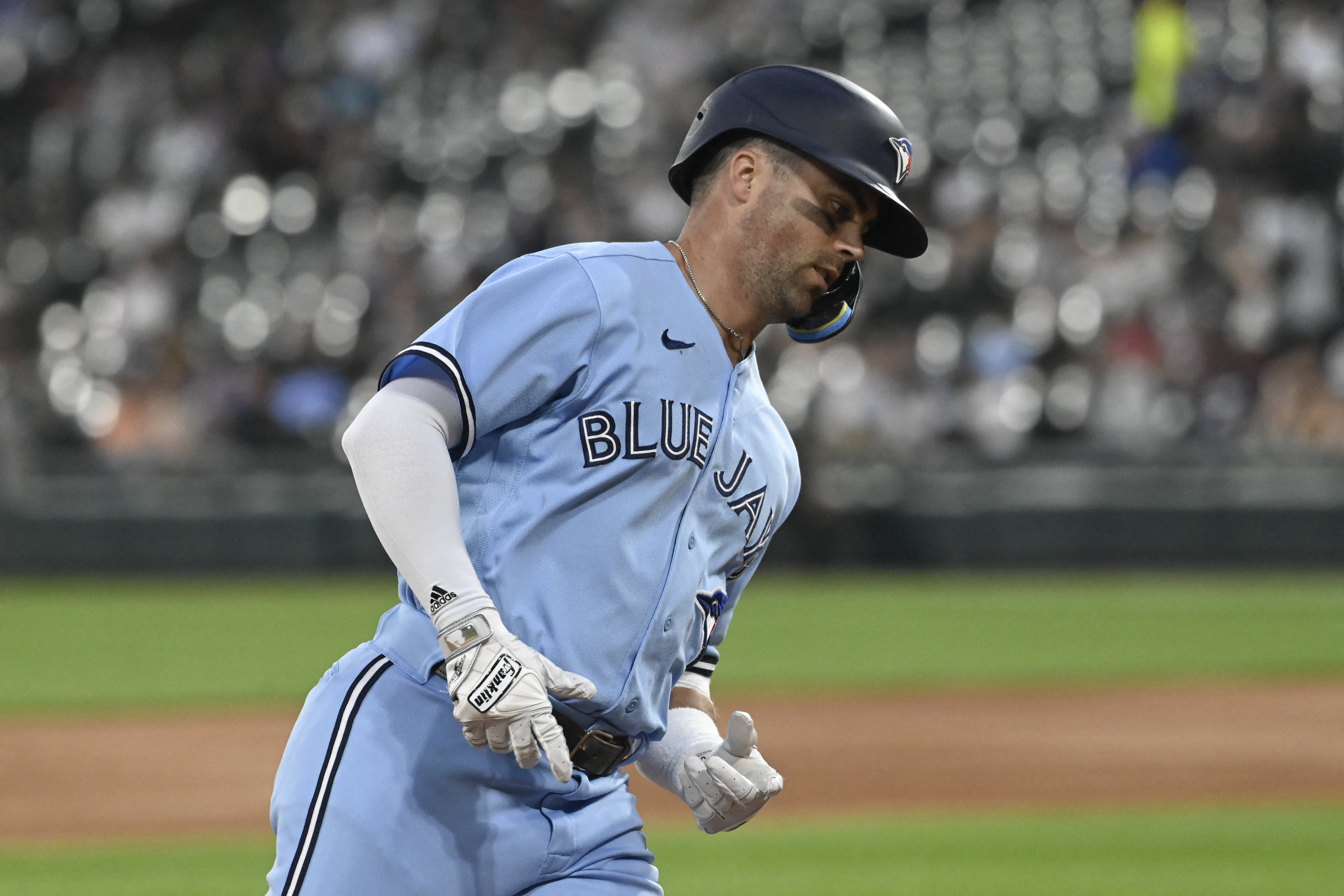 Jays edge White Sox to sweep twin bill, series