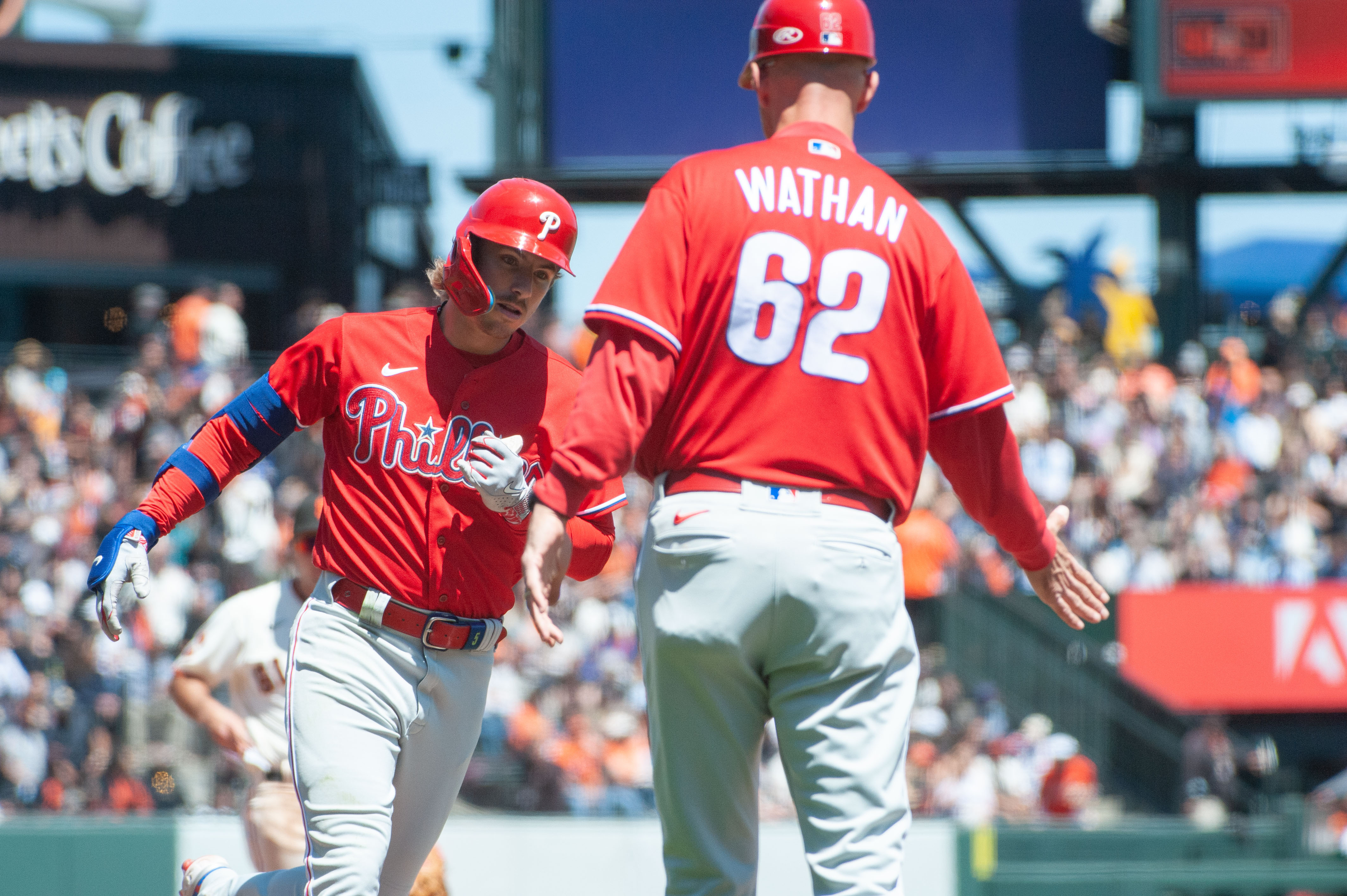 Giants edge Phillies 7-4 to complete series sweep