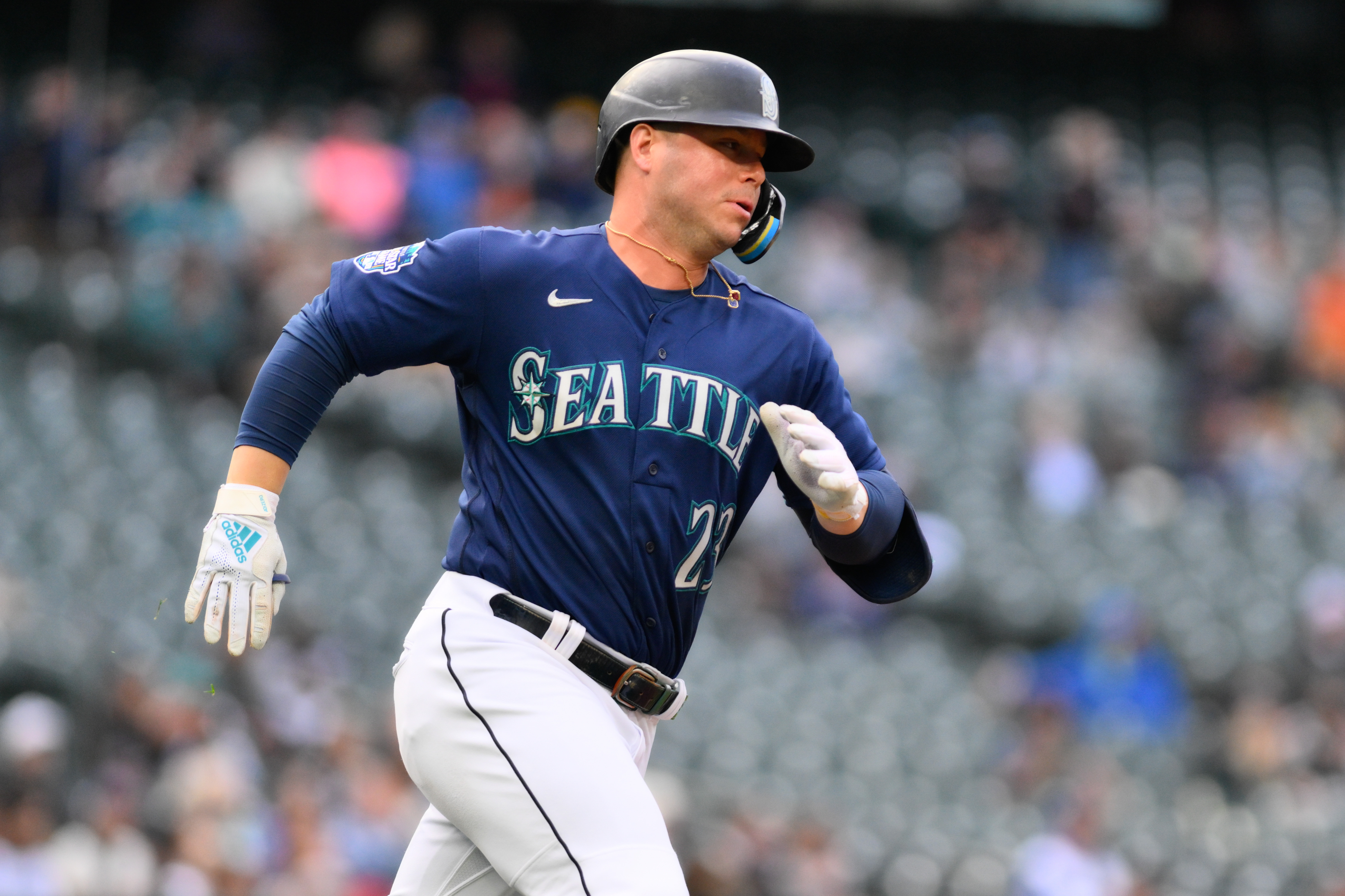 Luis Castillo guides Mariners past A's in series opener