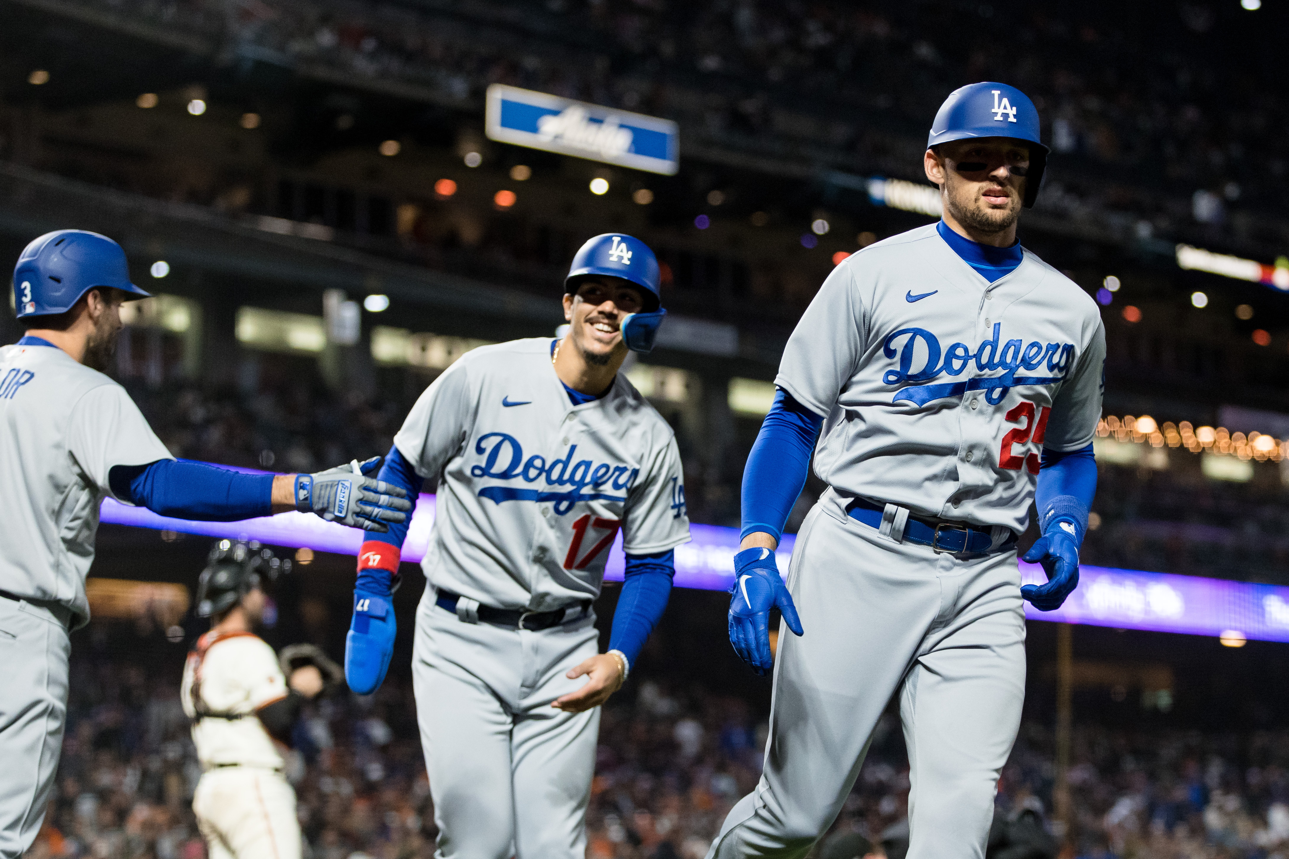 Max Muncy belts 2 homers as Dodgers rally past Giants