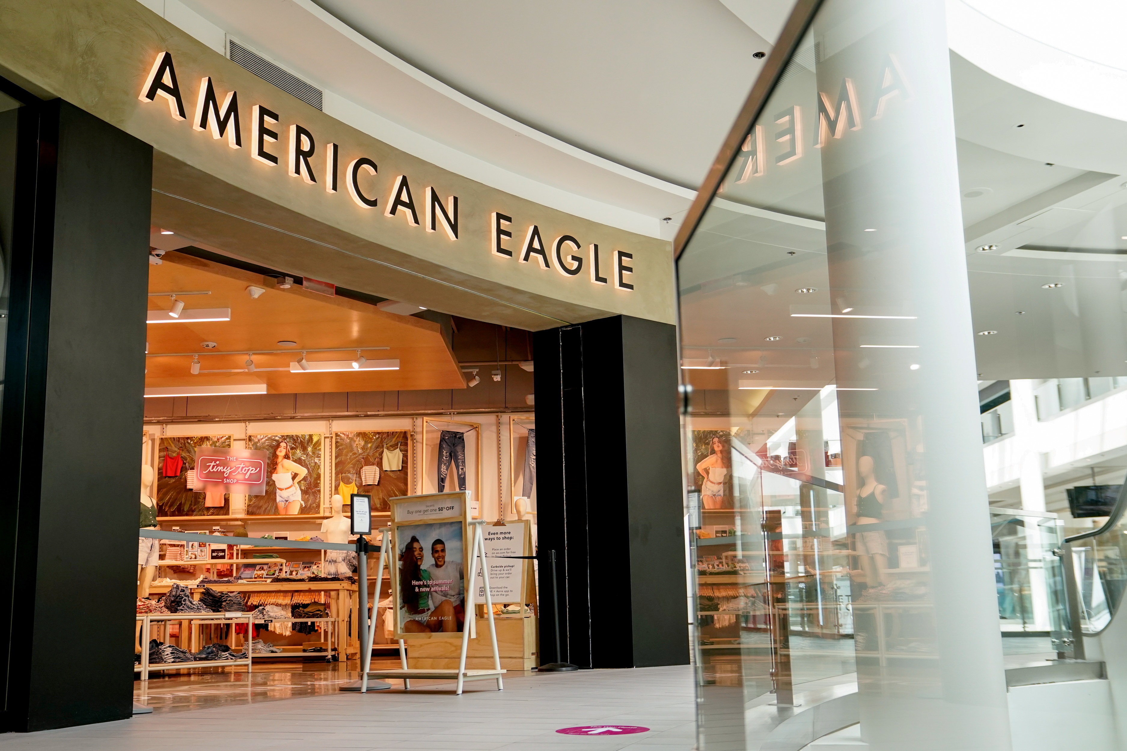 Foto de American Eagle Outfitters e mais fotos de stock de American Eagle  Outfitters - American Eagle Outfitters, Loja, Editorial - iStock
