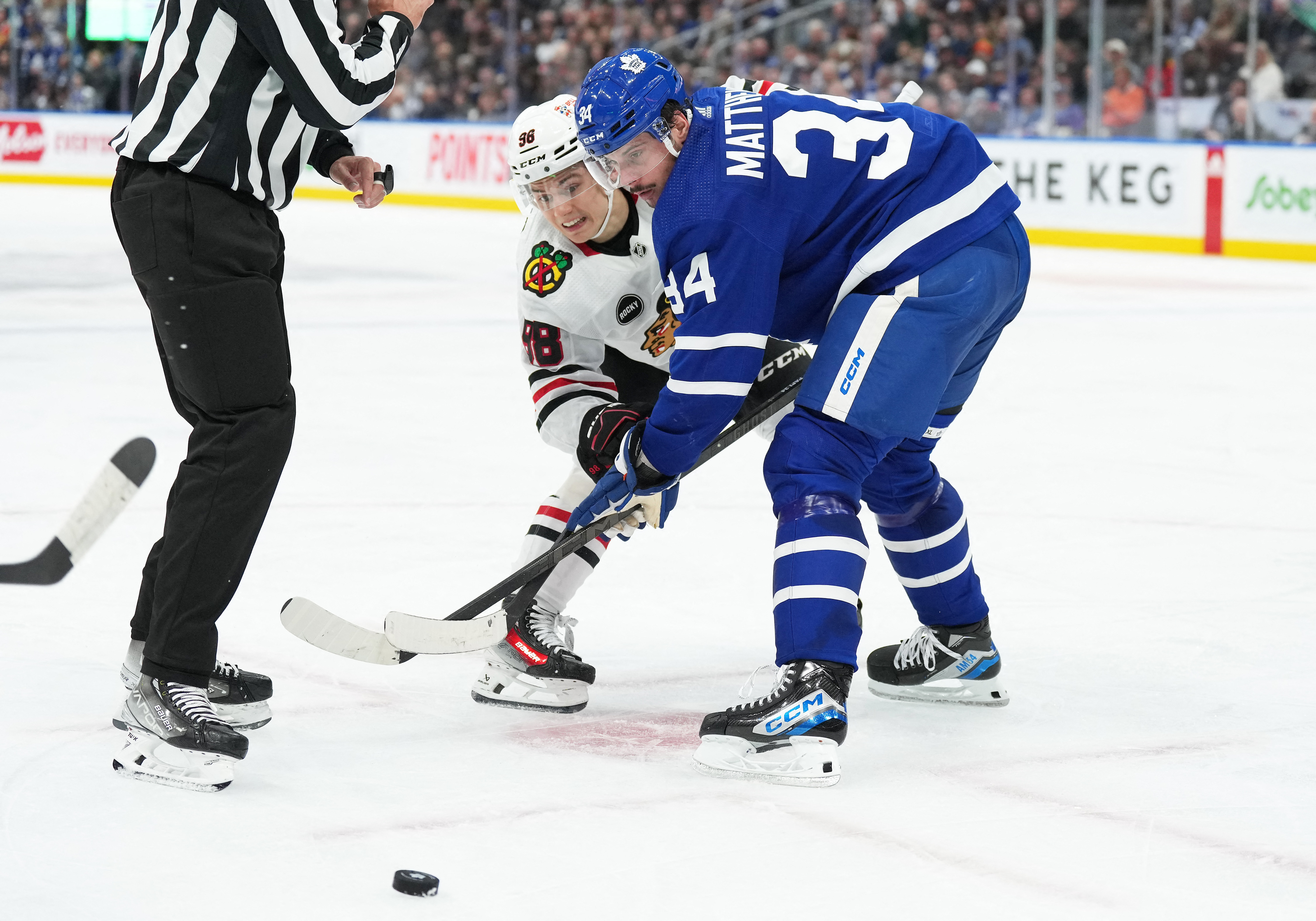 Corey Perry scores as Chicago Blackhawks top Toronto Maple Leafs 4