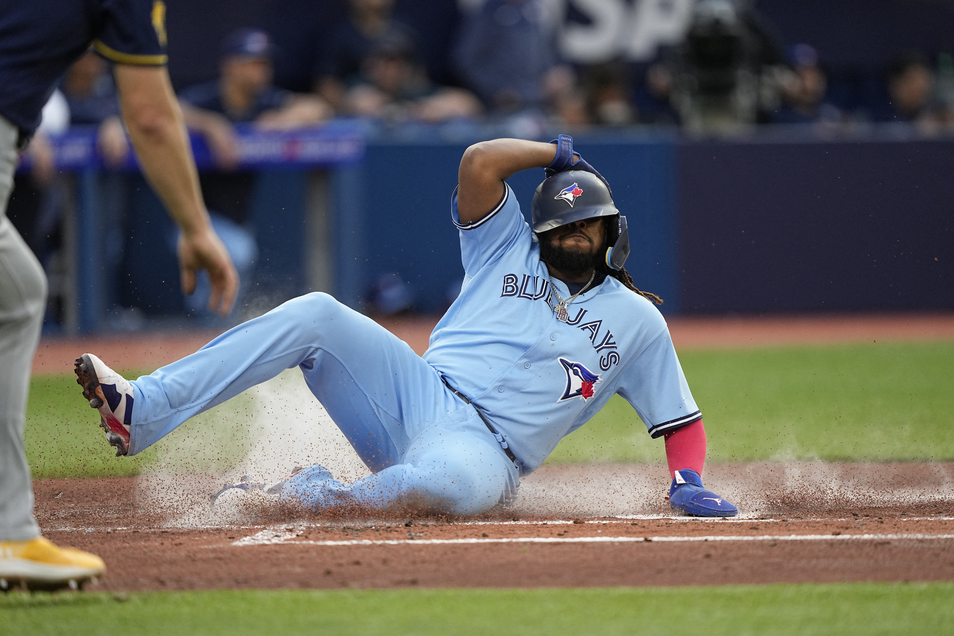 Blue Jays' early offense proves to be enough vs. Brewers