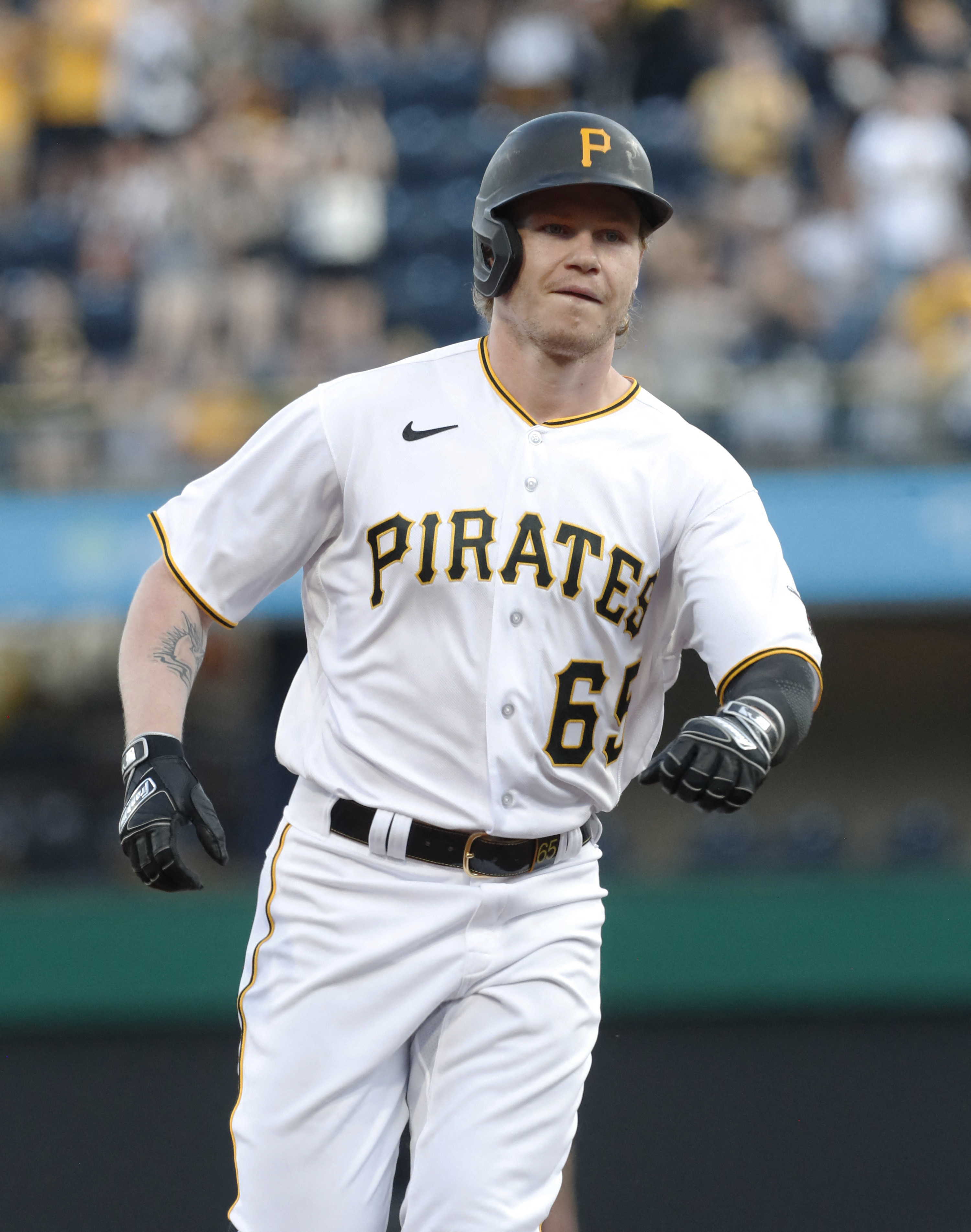 Pirates top Reds to earn fourth straight win