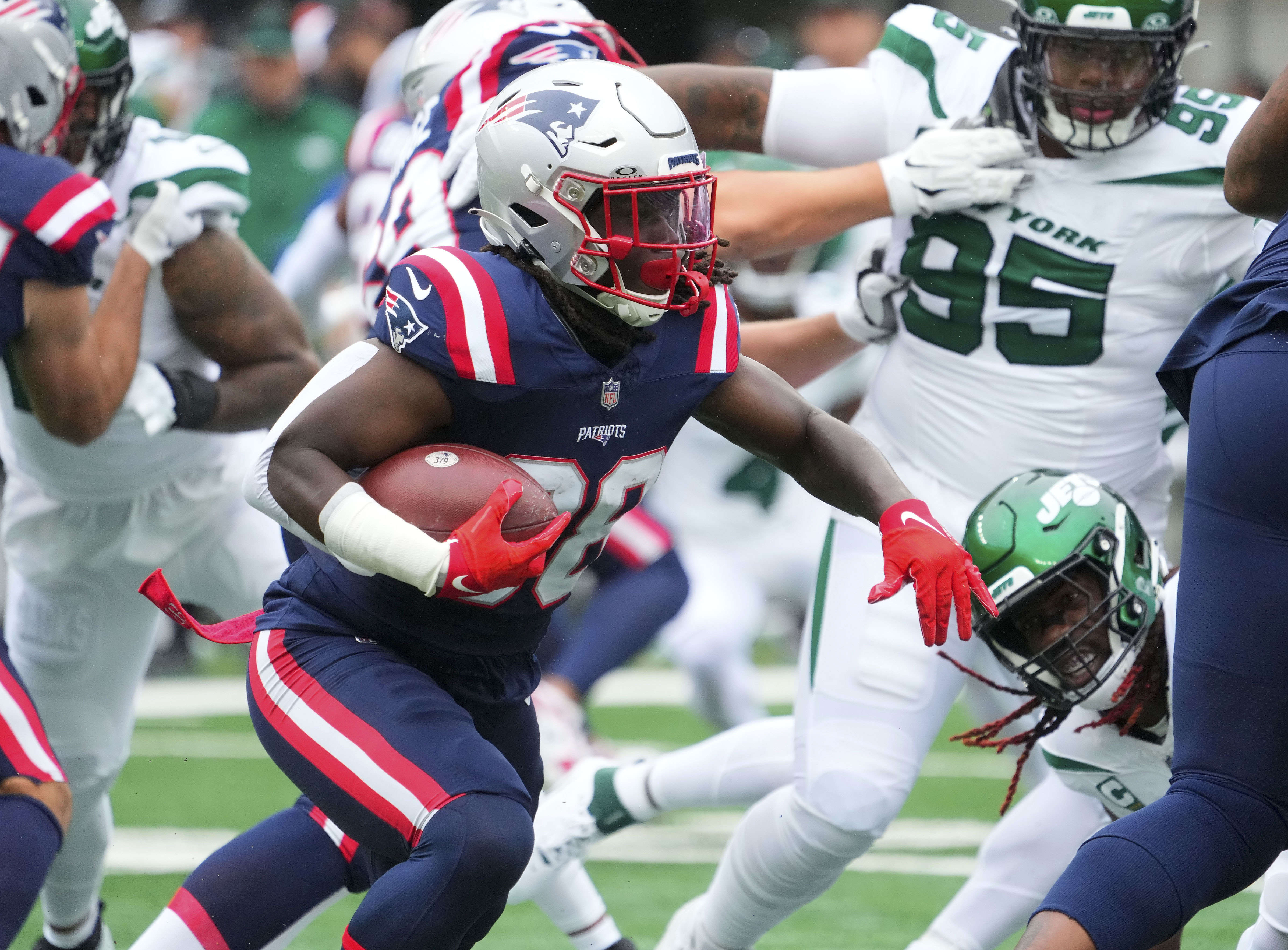 Patriots stave off Jets comeback to win 15th straight game against New York