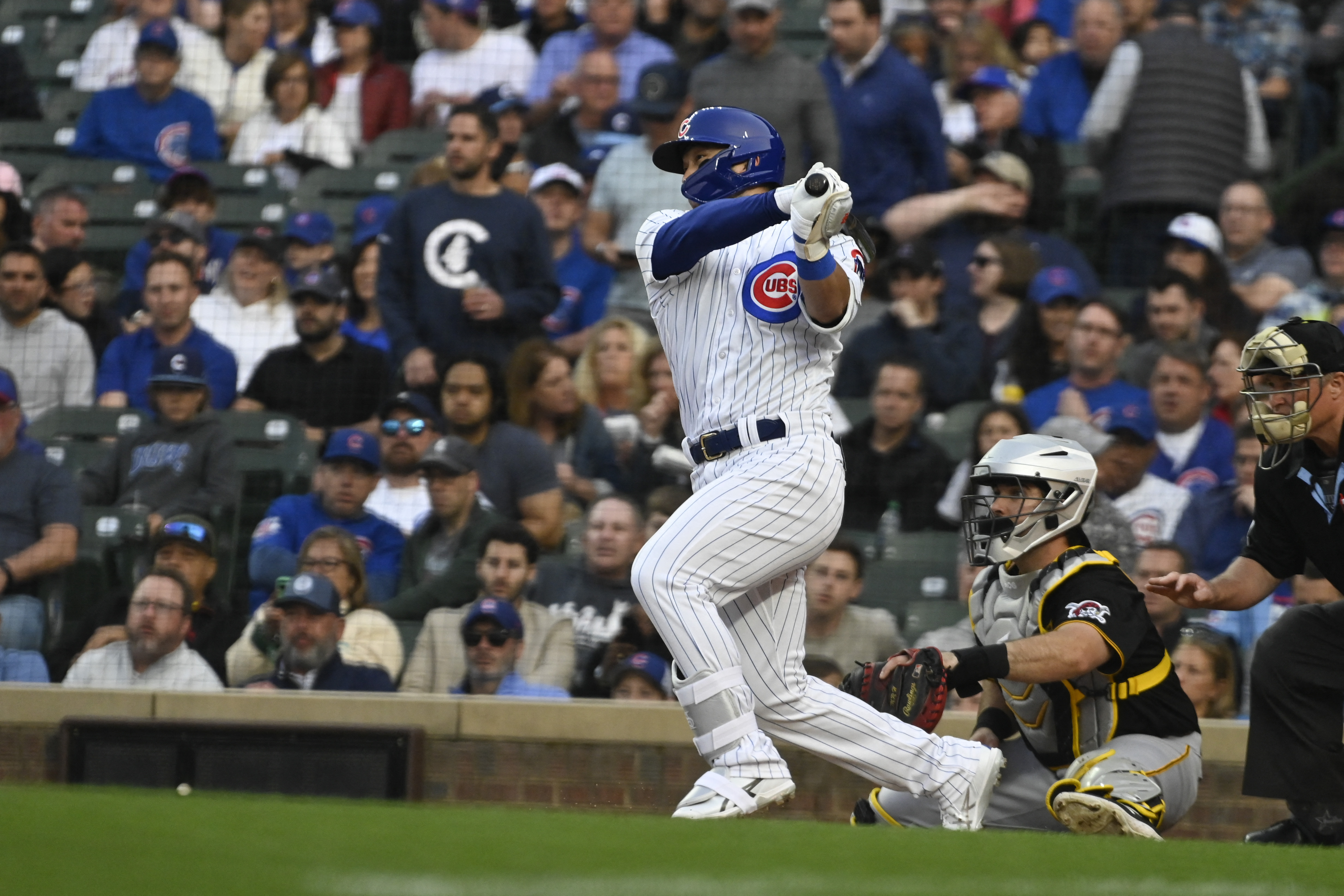 Cubs use 6-run inning to dispatch Pirates